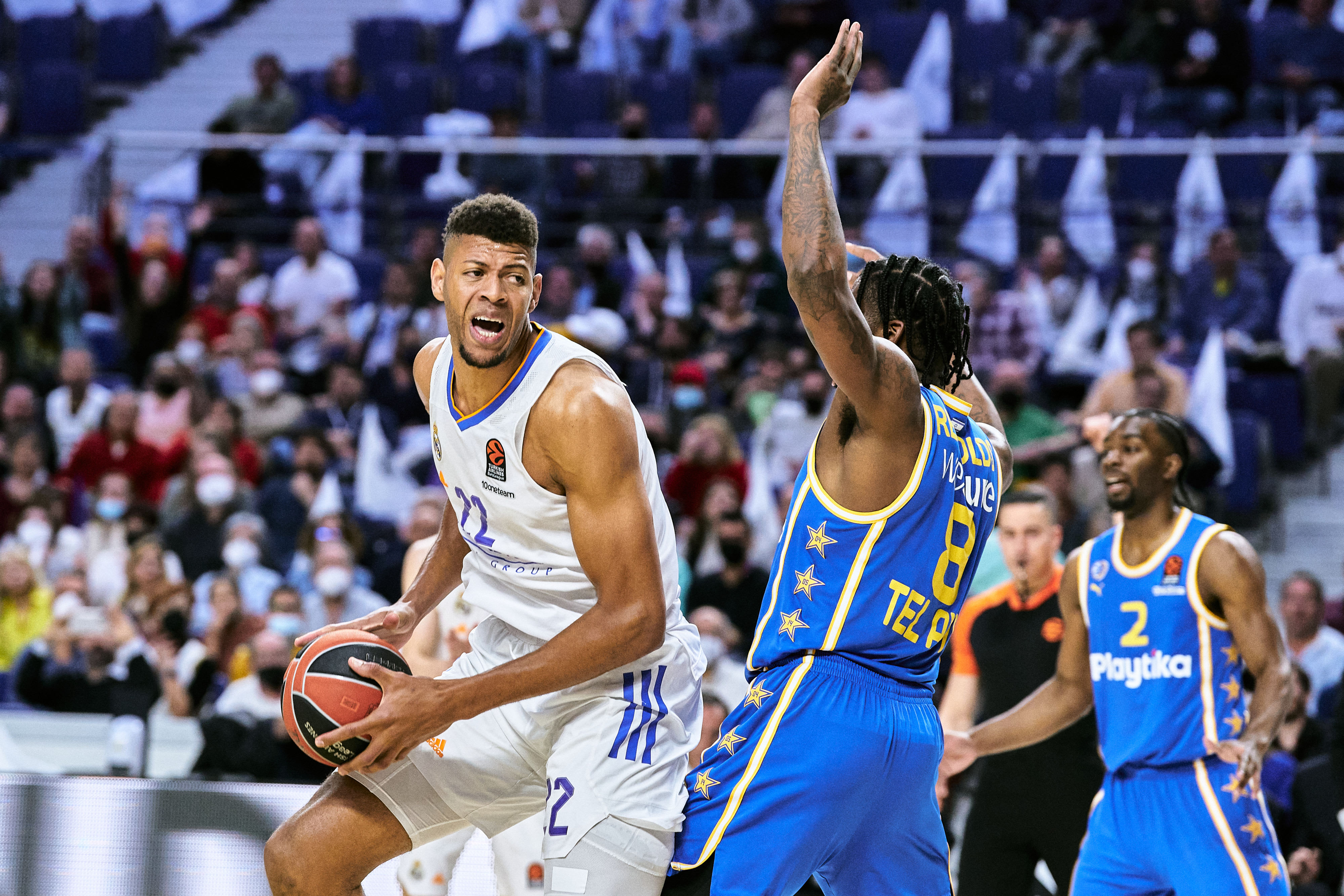 וולטר טבארס שחקן ריאל מדריד מול ג'יילן ריינולדס שחקן מכבי תל אביב