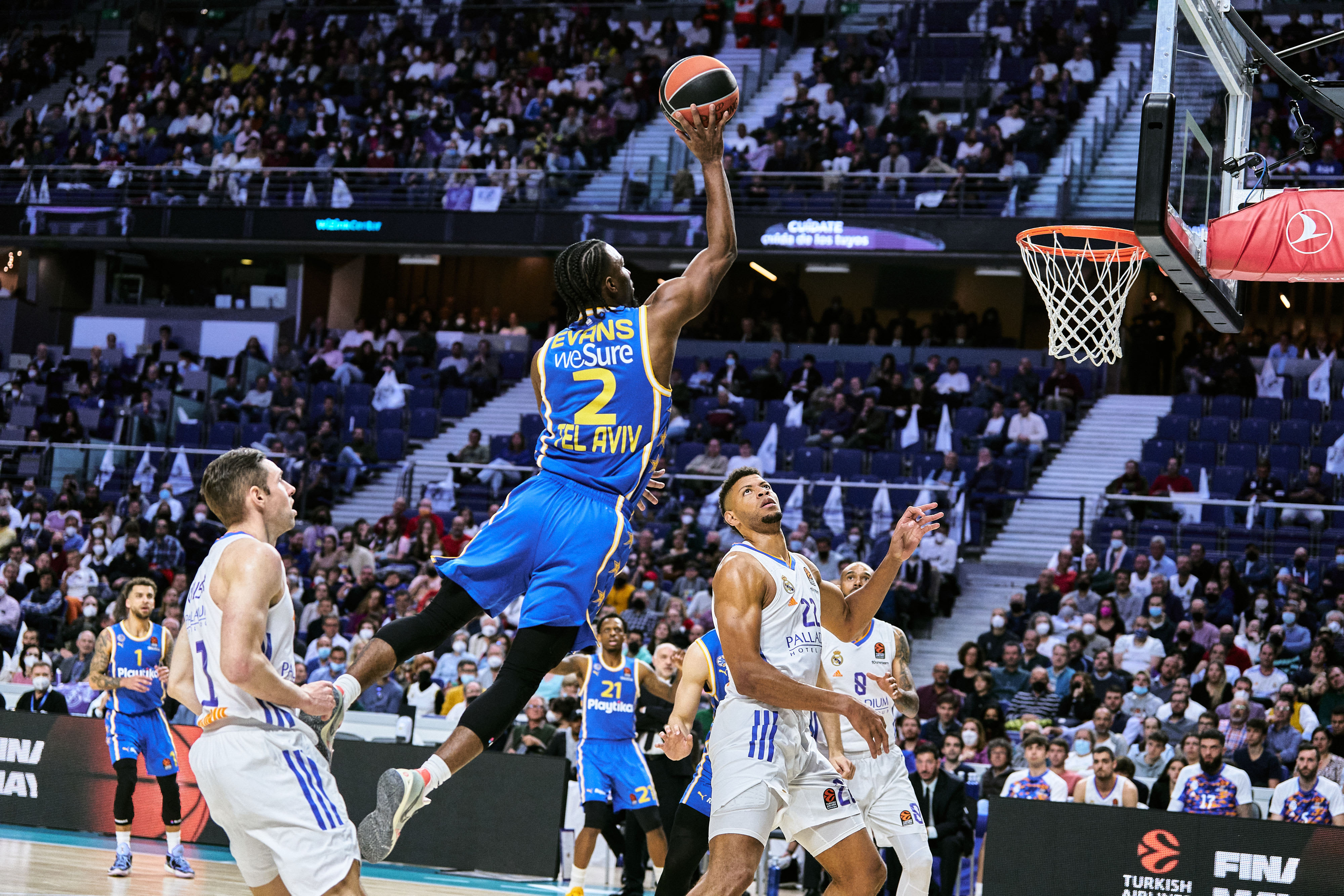 שחקן מכבי תל אביב קינן אוואנס זורק נגד ריאל מדריד