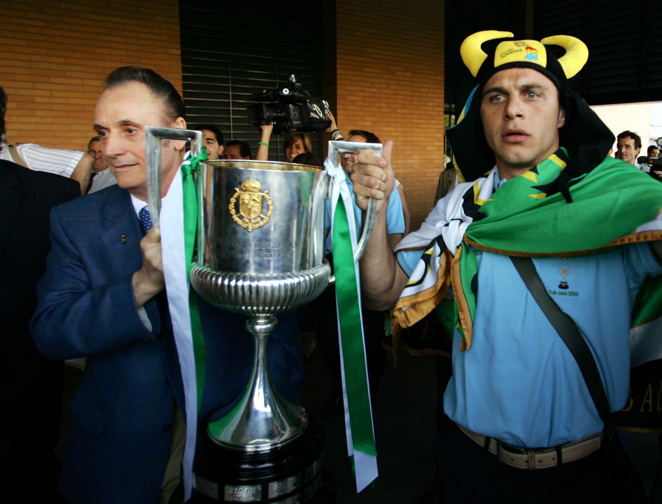 חואקין שחקן ריאל בטיס עם הנשיא מנואל רואיס דה לופרה