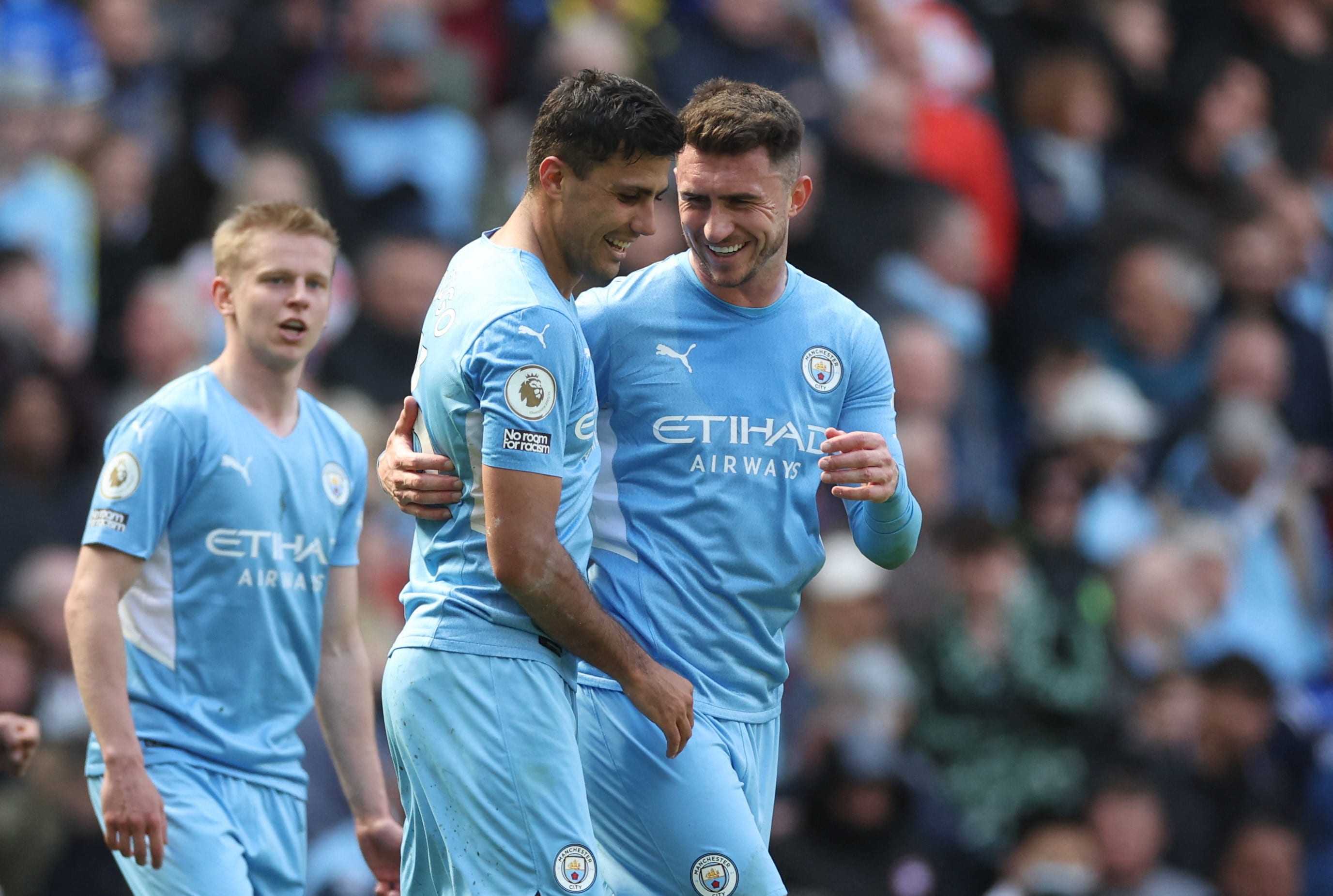 שחקן מנצ'סטר סיטי רודרי חוגג עם איימריק לאפורט