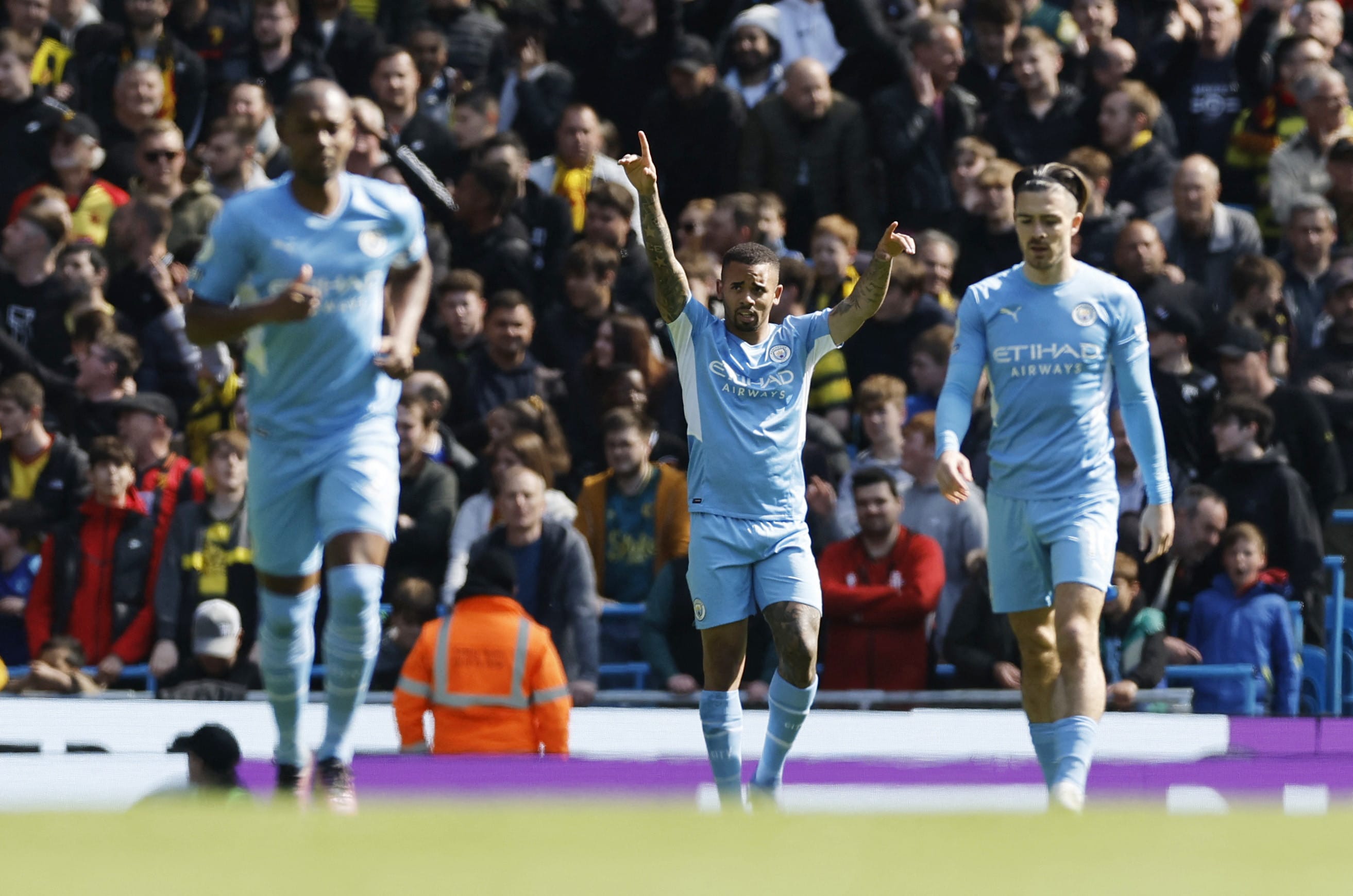 שחקן מנצ'סטר סיטי גבריאל ז'סוס חוגג עם ג'ק גריליש