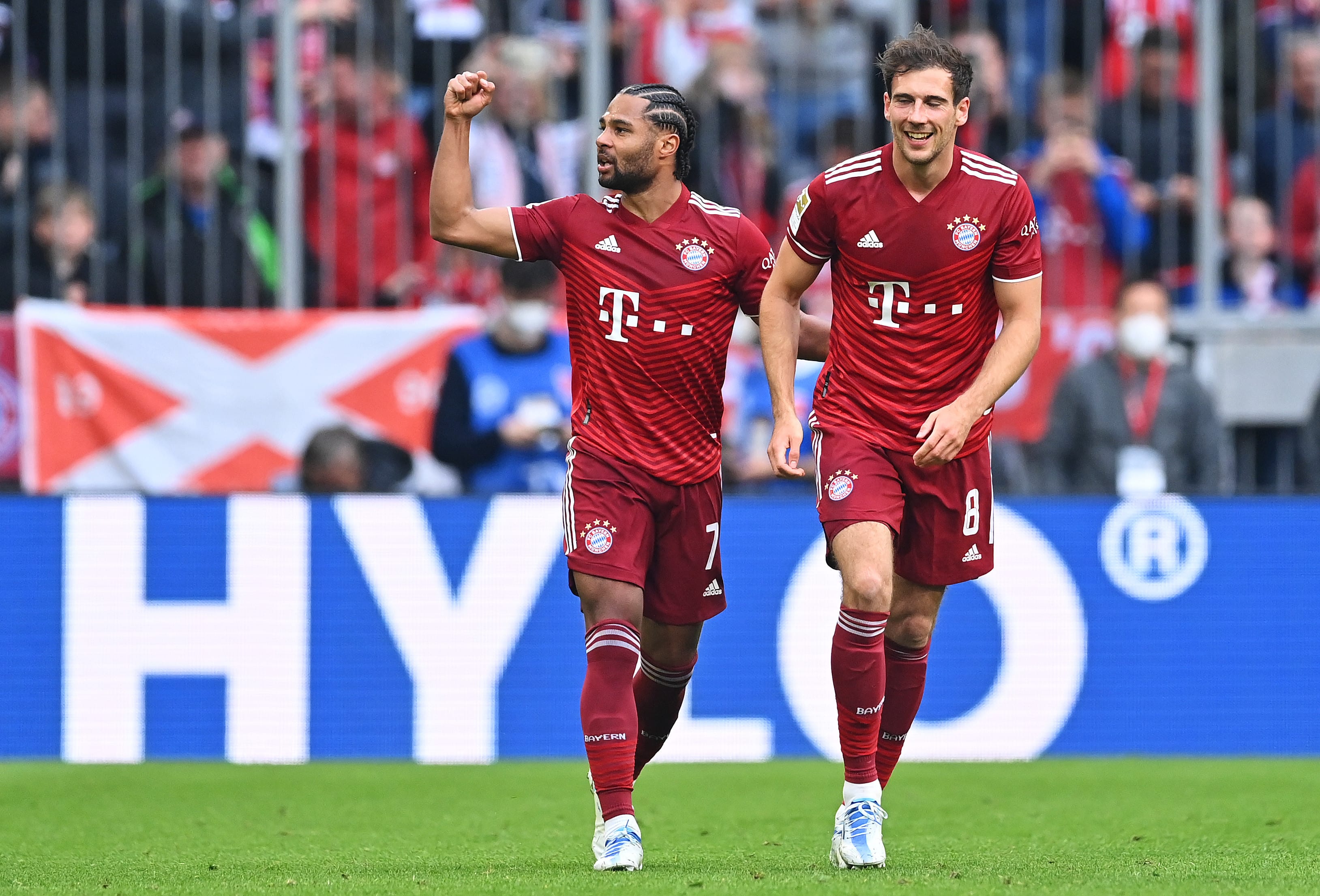 שחקן באיירן מינכן סרג' גנאברי חוגג עם לאון גורצקה