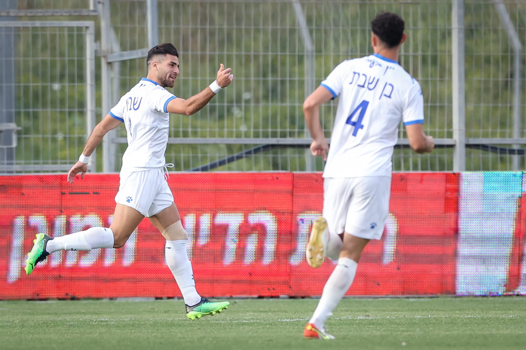 שחקן עירוני קרית שמונה איתמר שבירו עם איתי בן שבת