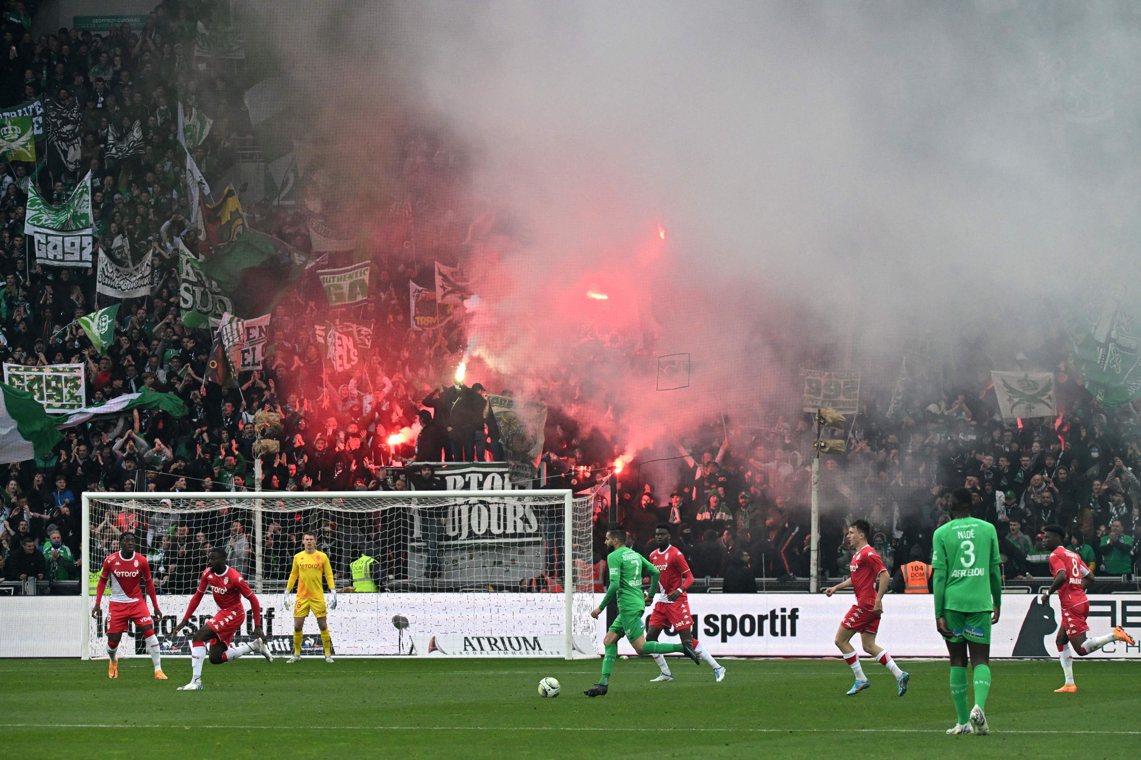 אוהדי סנט אטיין מדליקים אבוקות במשחק מול מונאקו