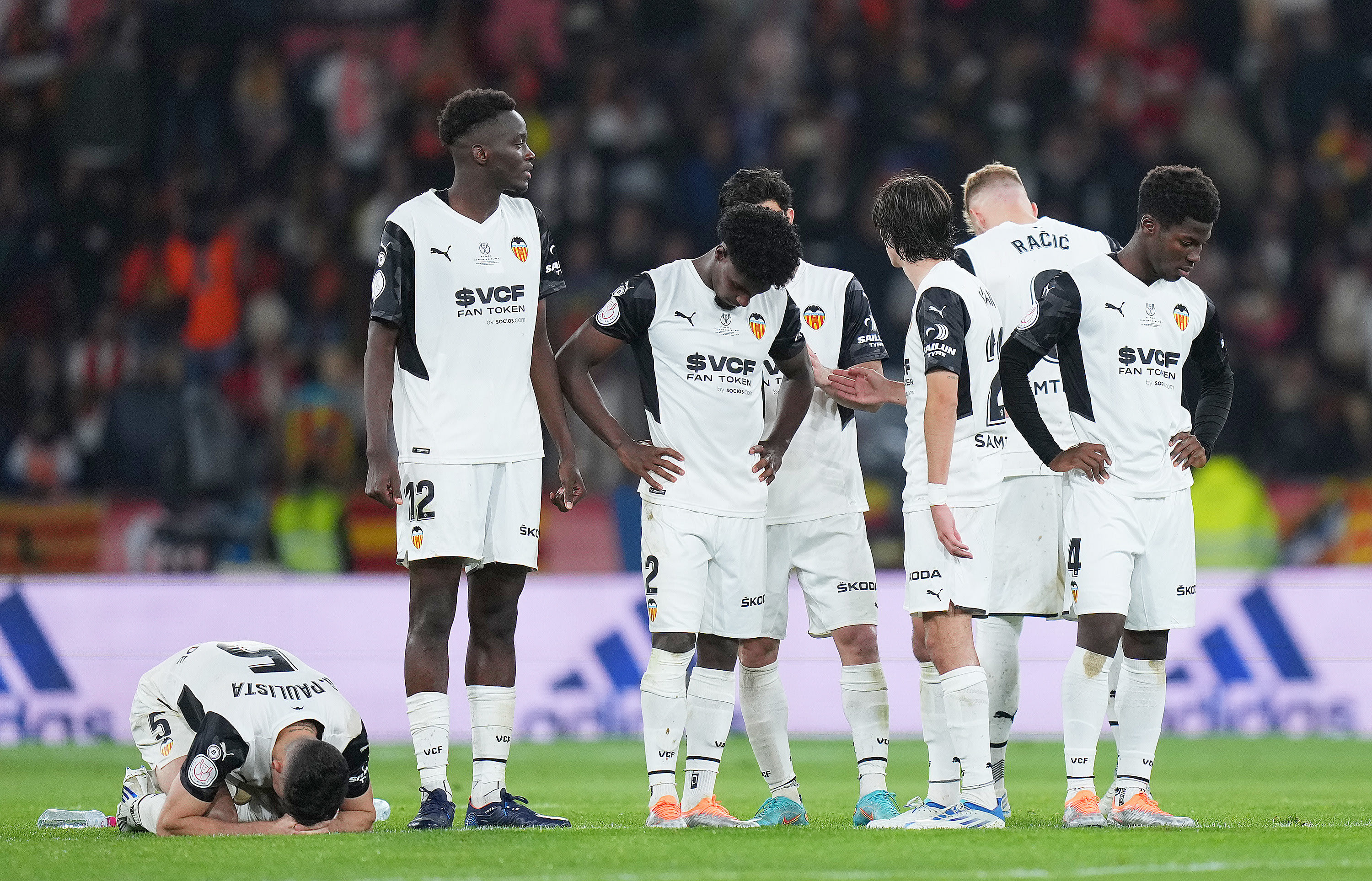 שחקני ולנסיה מאוכזבים ועצובים אחרי ההפסד בגמר הגביע