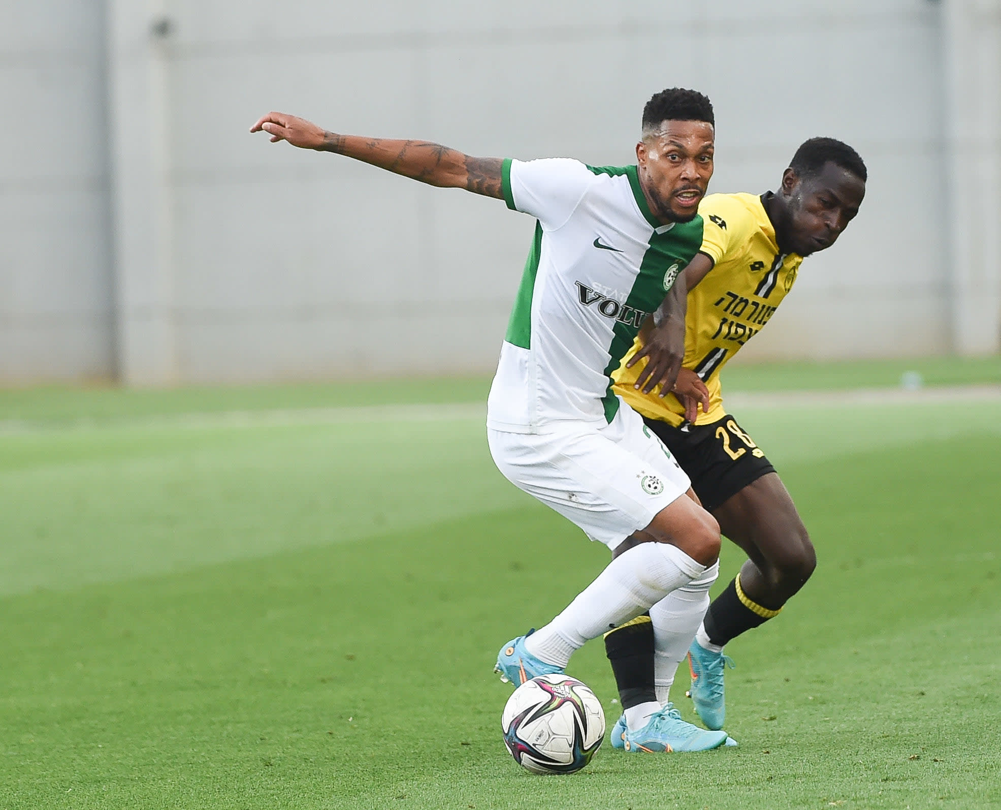 מיקאל אלפונס שחקן מכבי חיפה לפני פארפה גיאגון שחקן מכבי נתניה