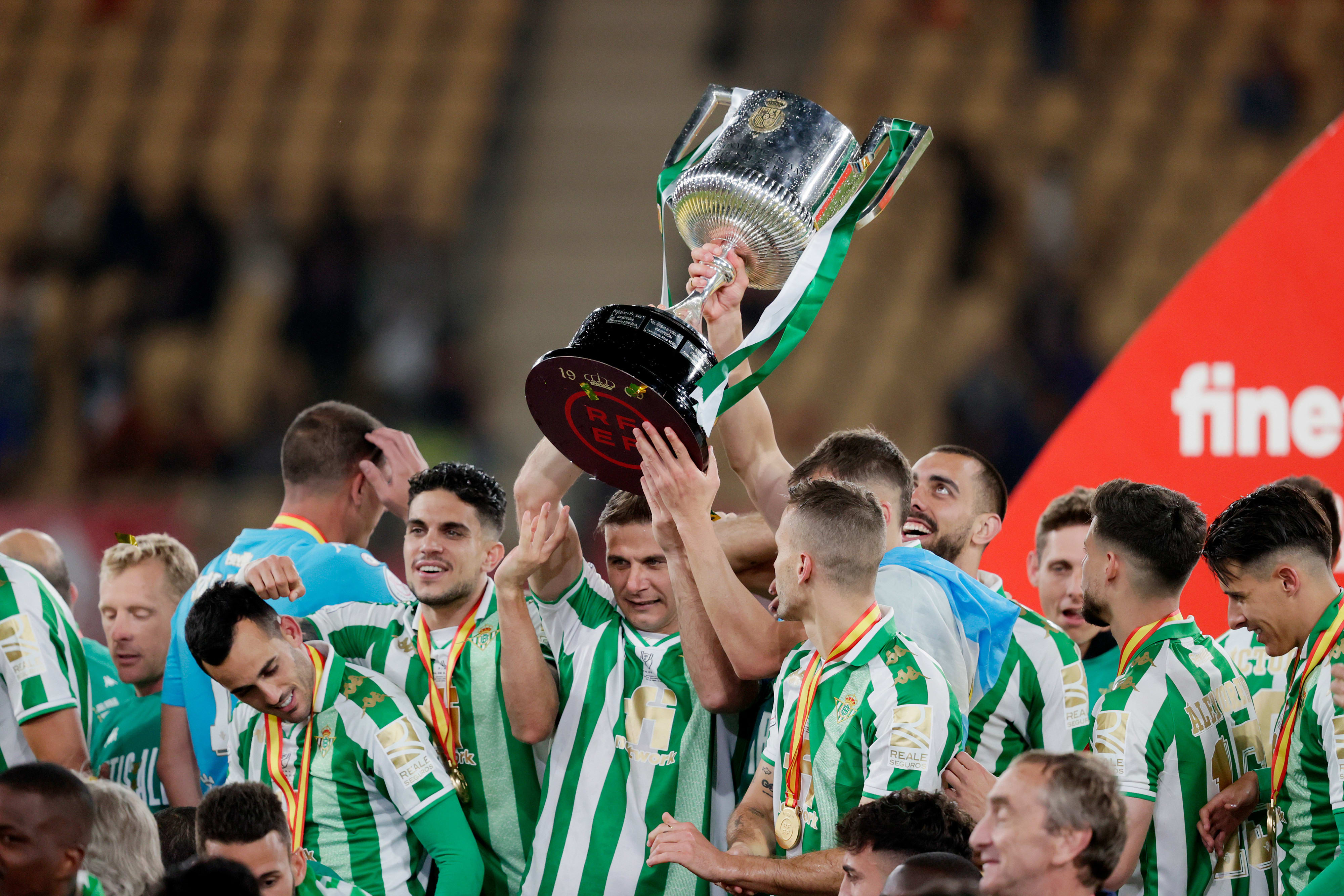 שחקן ריאל בטיס חואקין מניף את גביע המלך