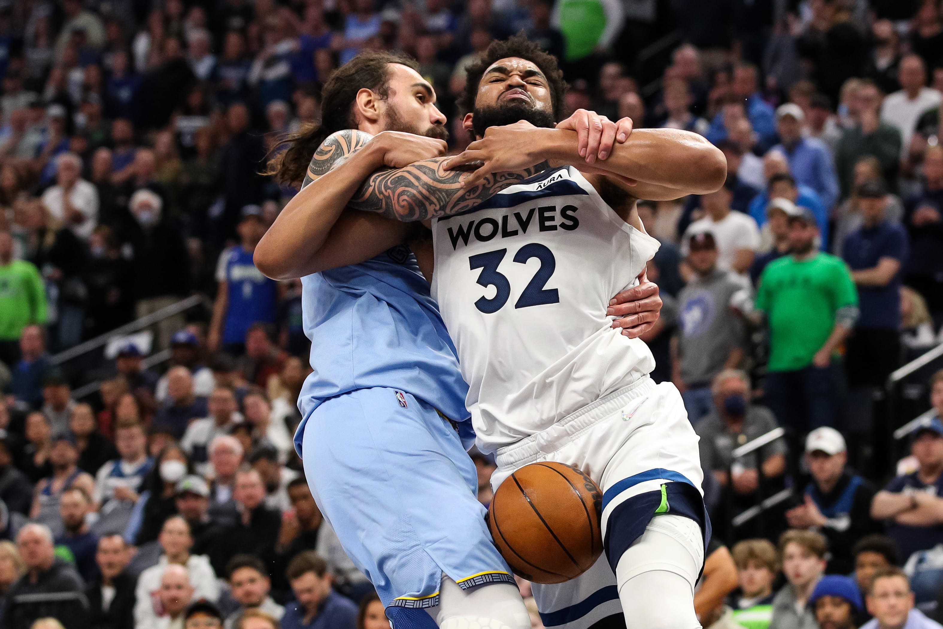 סטיבן אדאמס, ממפיס גריזליס, מנסה לעצור את קארל אנתוני טאונס, מינסוטה טימברוולבס