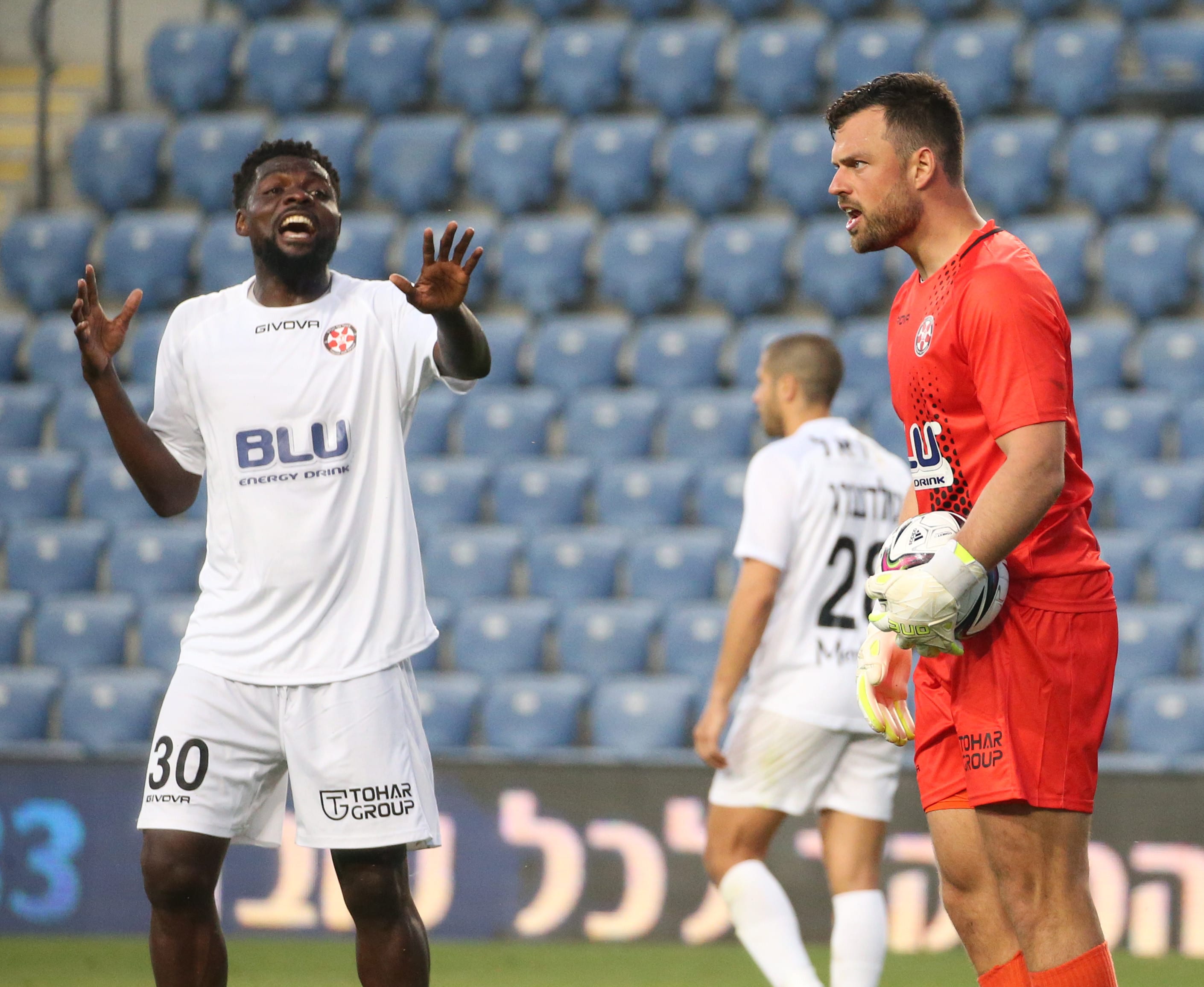 שחקני הפועל נוף הגליל סטפן מרינוביץ', ג'ון אוגו