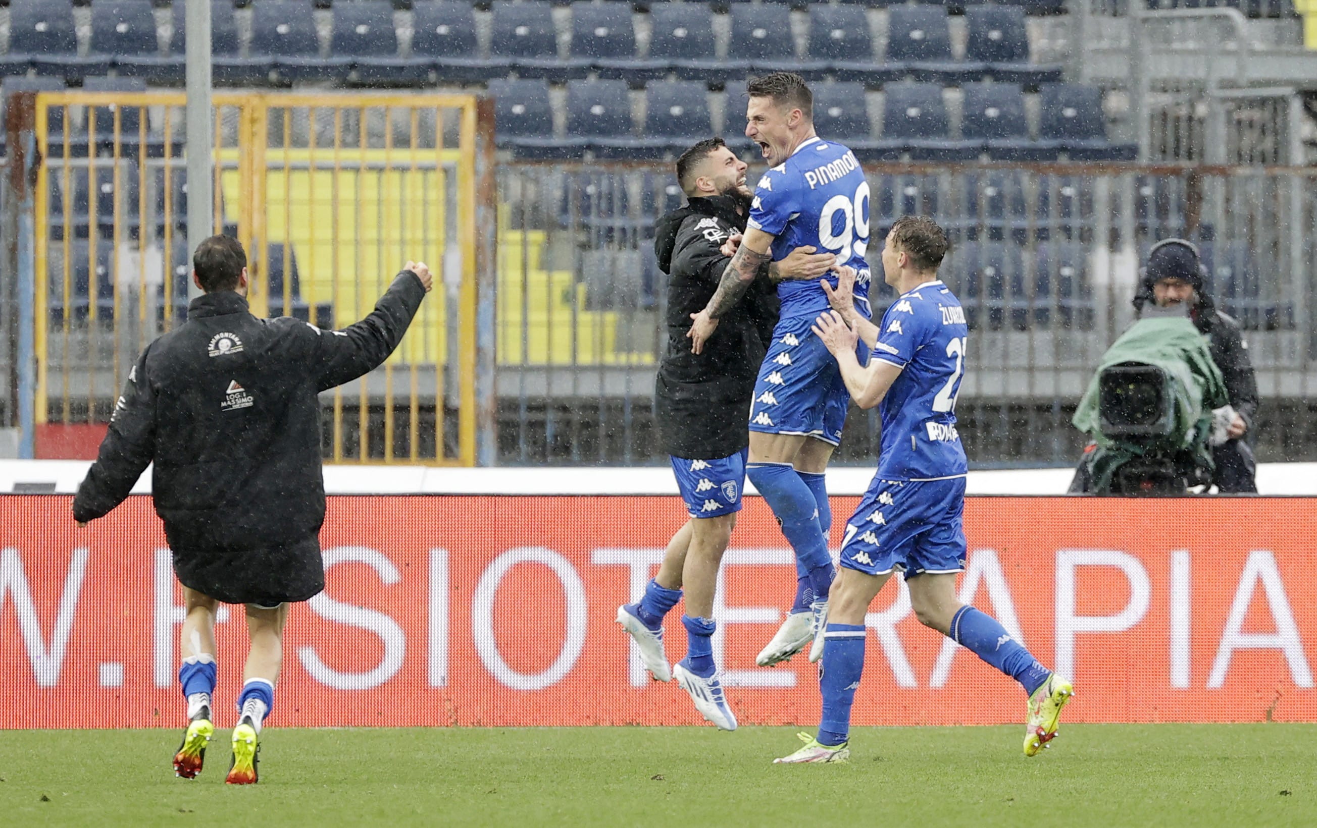 שחקני אמפולי חוגגים עם אנדראה פיאמונטי