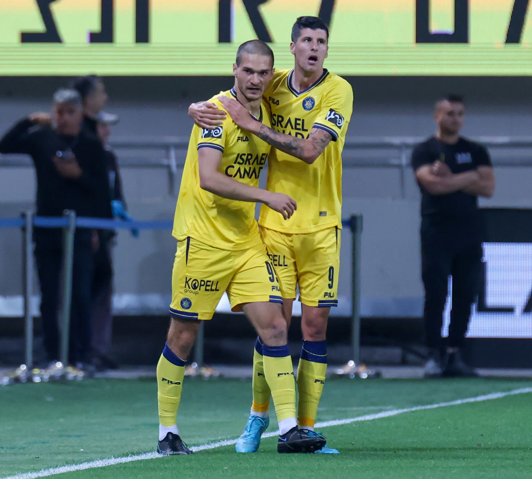 ג'ורג'ה יובאנוביץ' שחקן מכבי תל אביב עם סטיפה פריצה