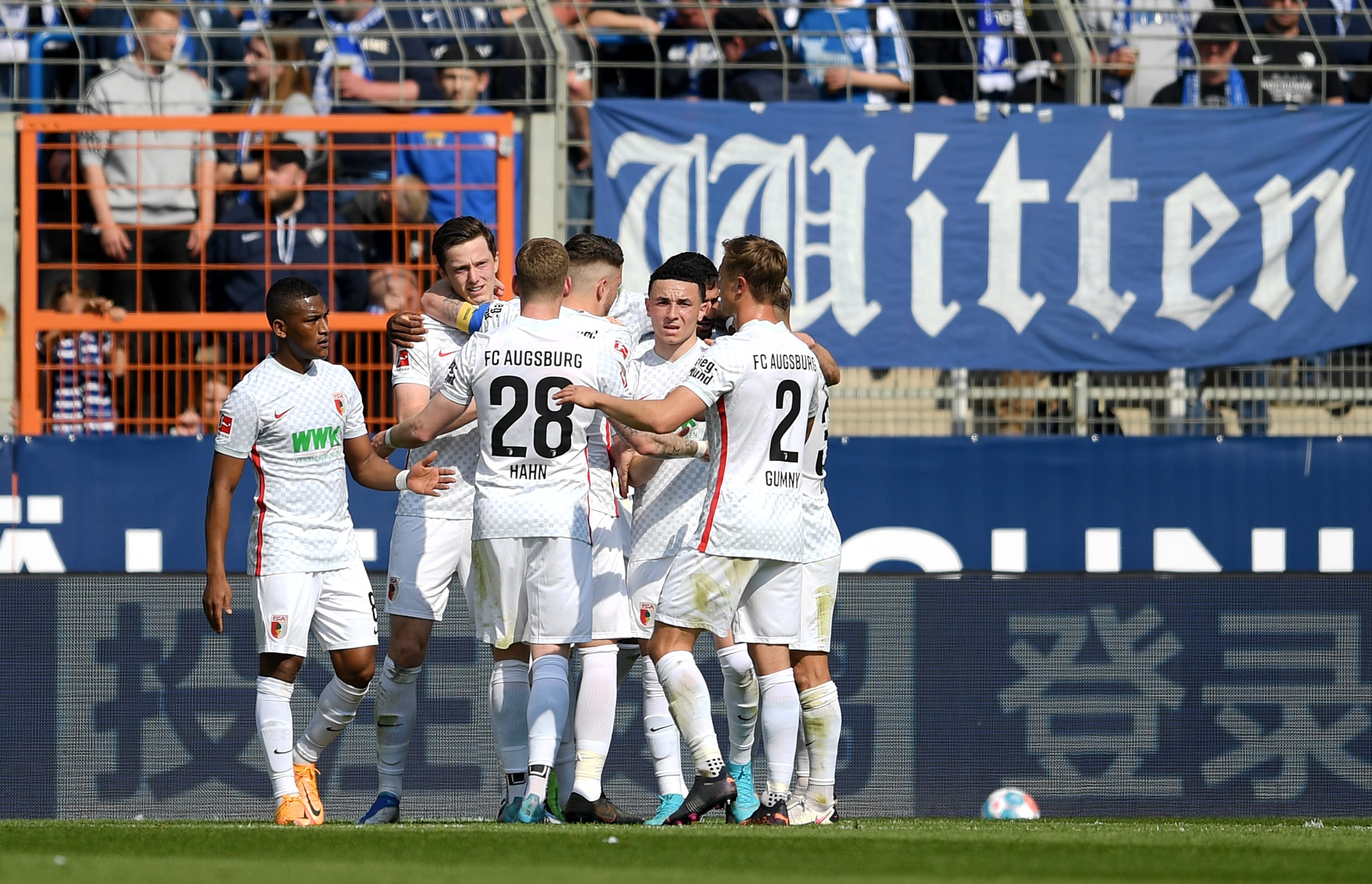 שחקן אוגסבורג מיכאל גרגוריטש חוגג עם חבריו