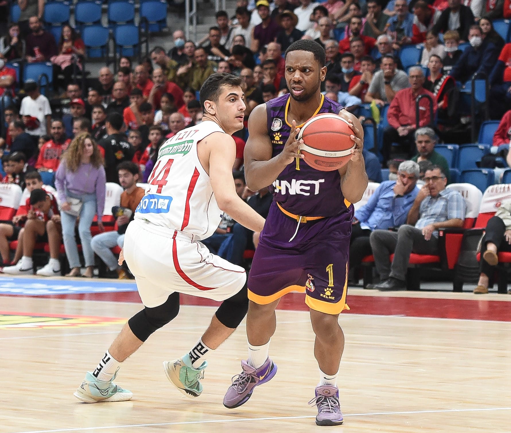 שחקן הפועל חולון ג'ו רגלנד מול שחקן הפועל ירושלים נועם דוברת