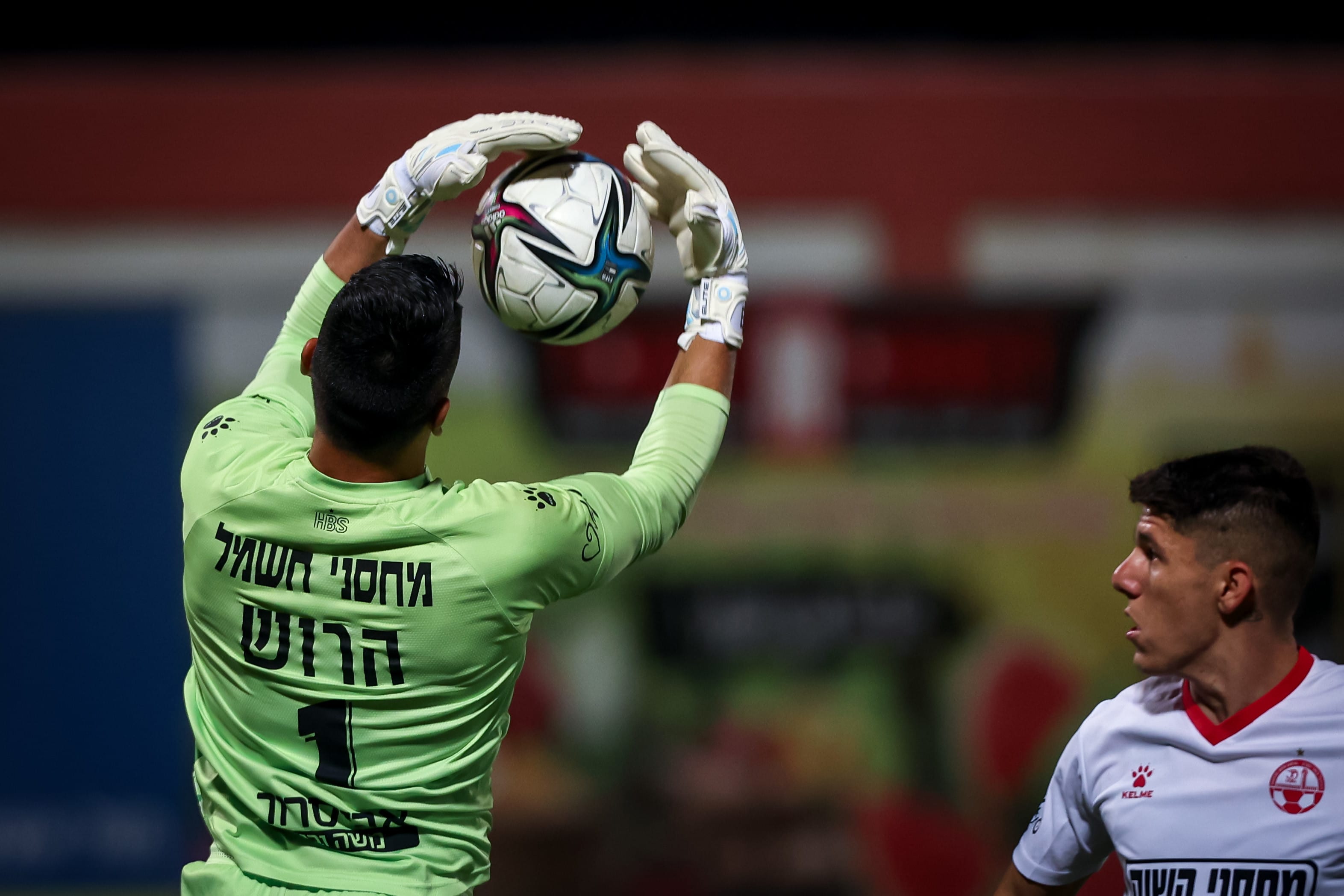 שוער הפועל באר שבע אריאל הרוש עם אור דדיה