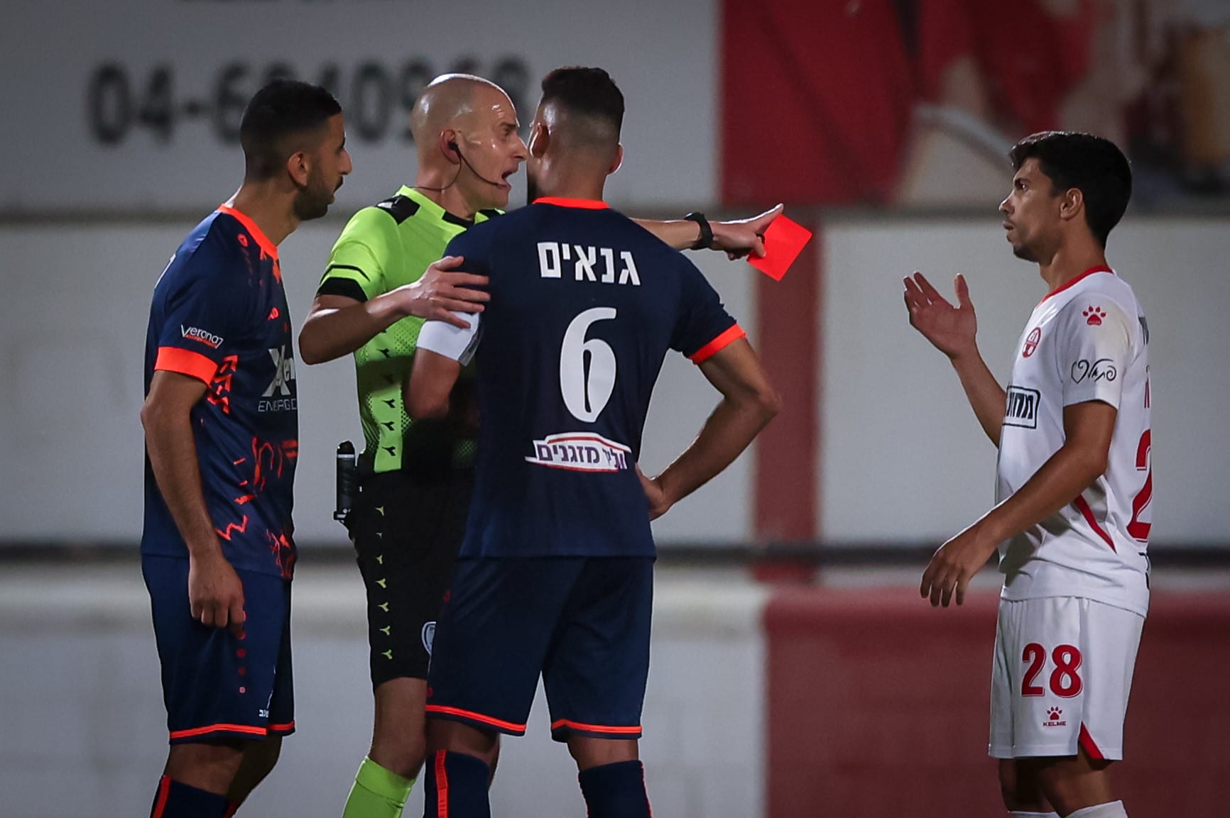 שופט הכדורגל עידן לייבה עם שחקן בני סכנין איהאב גנאים, שחקן הפועל באר שבע אנדרה מרטינס