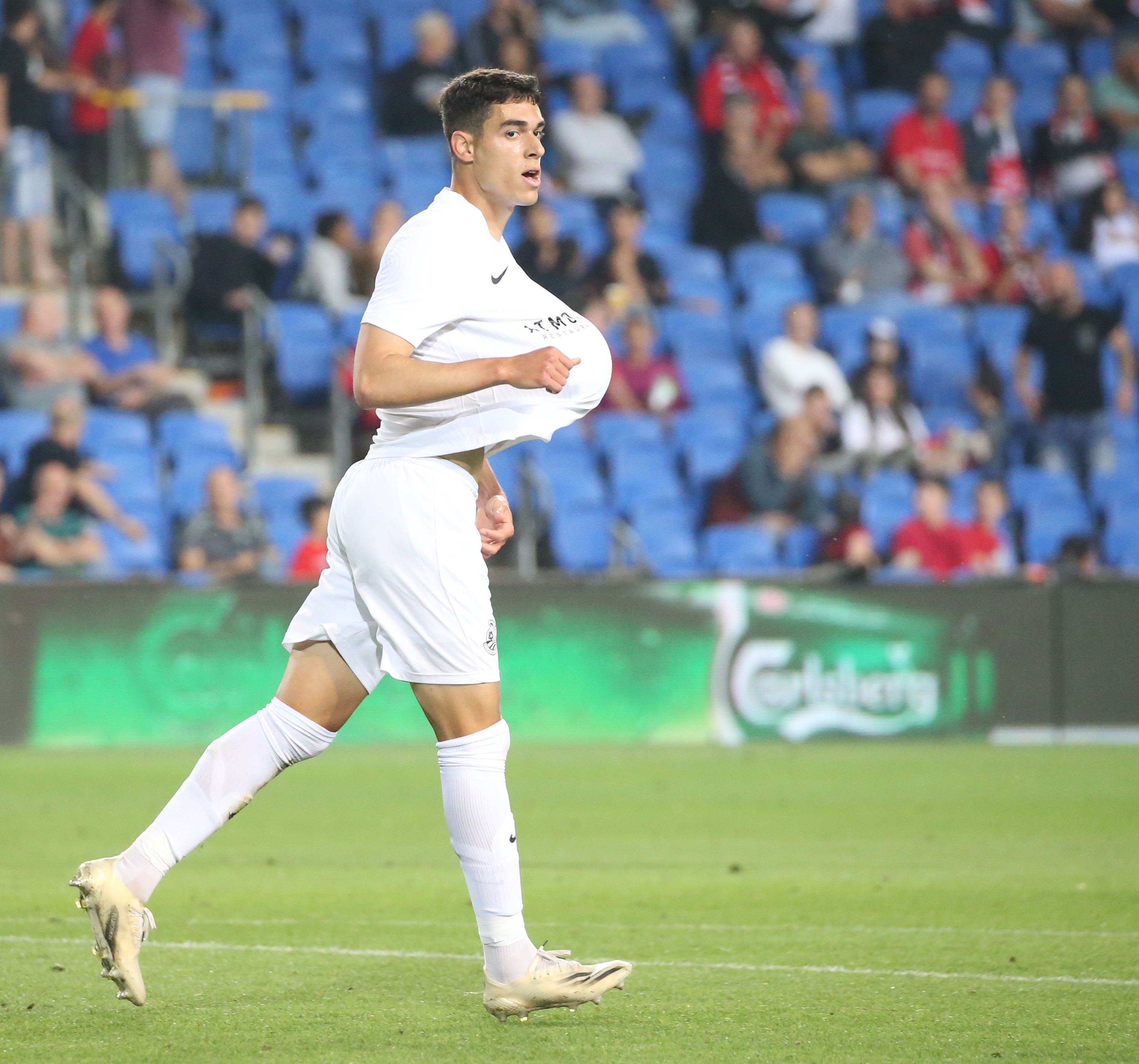 שחקן מ.ס. אשדוד בן מיזן חוגג שער