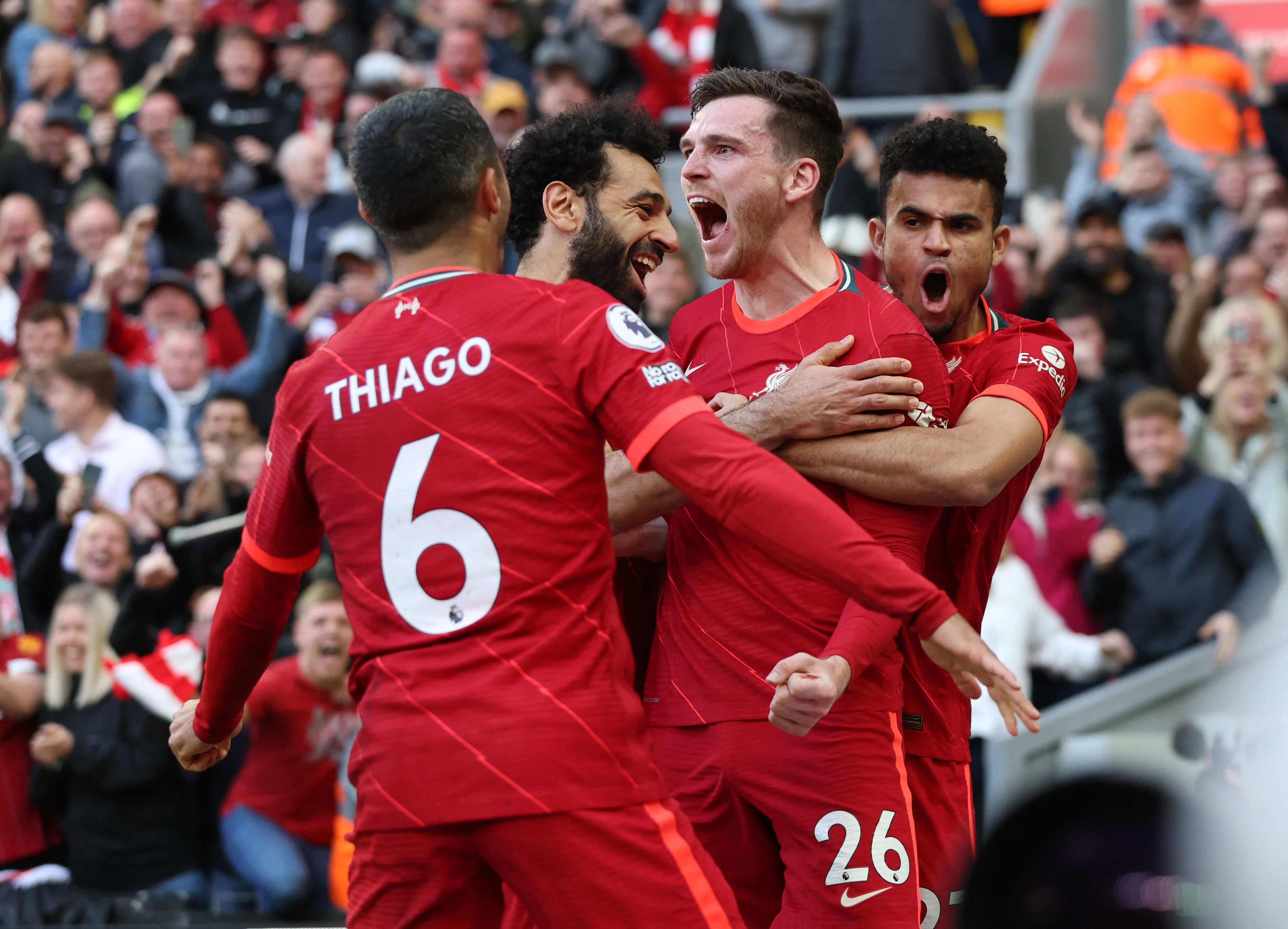 אנדי רוברטסון חוגג עם שחקני ליברפול