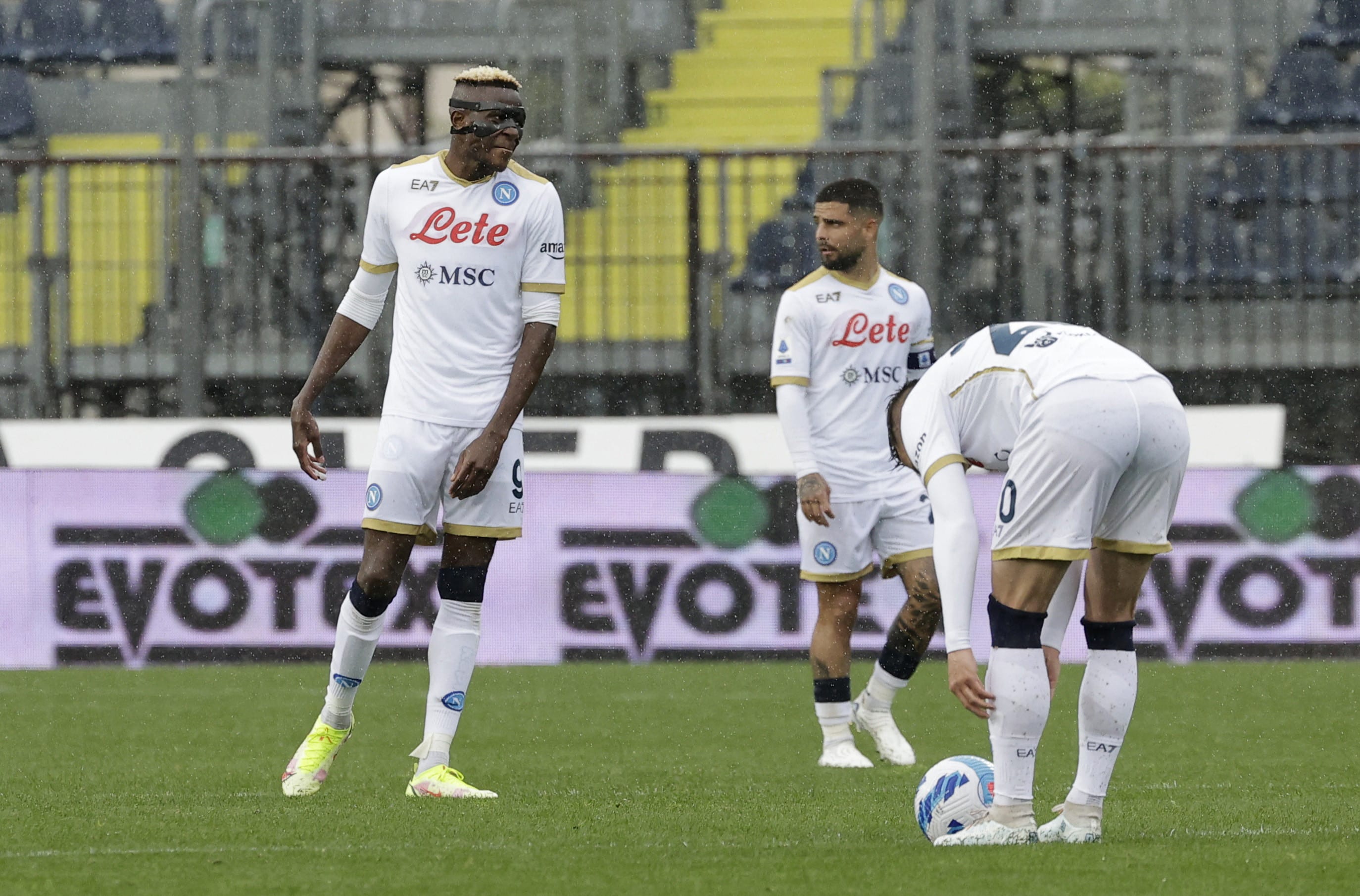 שחקני נאפולי ויקטור אוסימן, לורנצו אינסינייה מתוסכלים