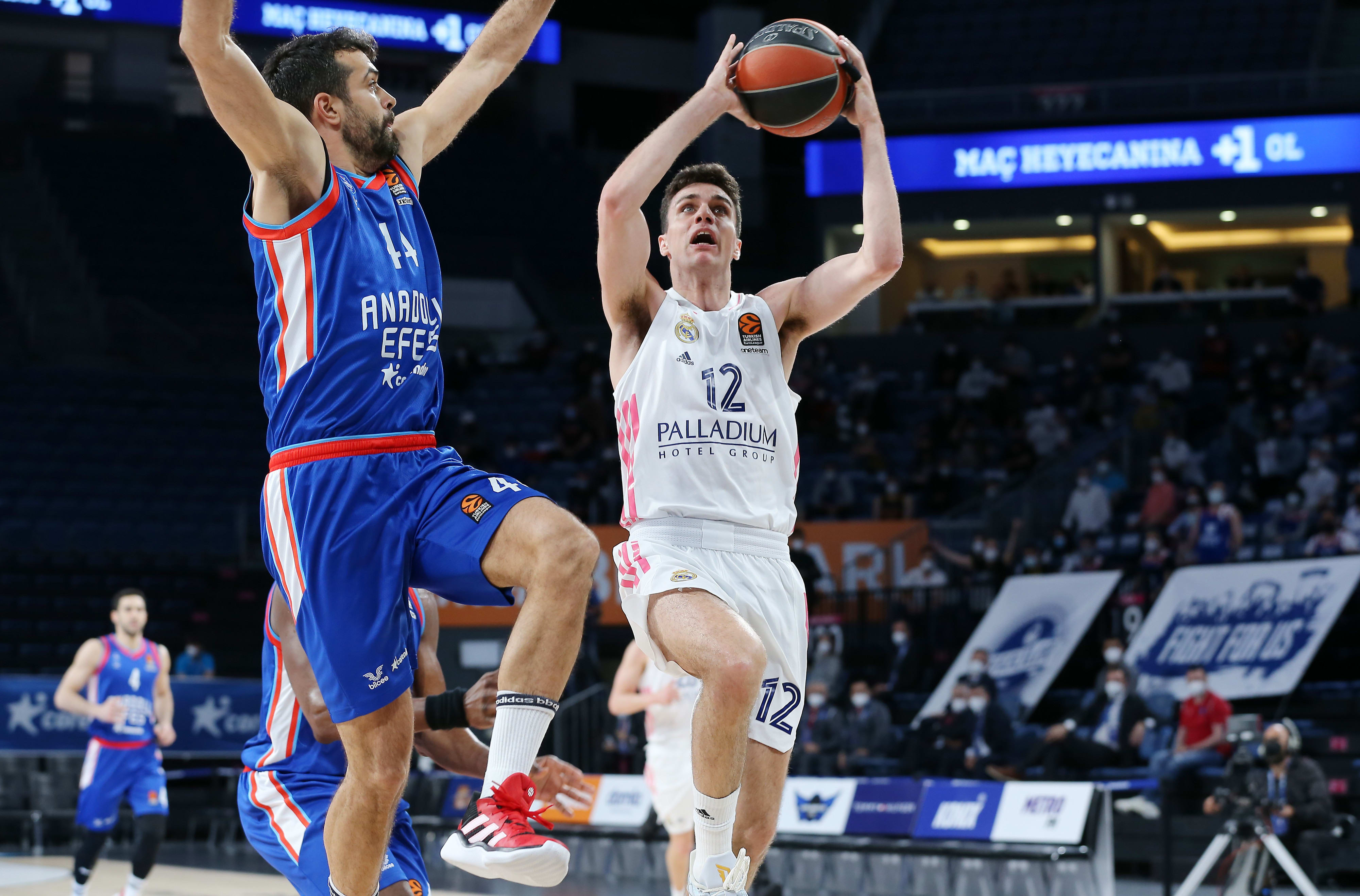 קרלוס אלוסן שחקן ריאל מדריד מול קרונוסלב סימון שחקן אנאדולו אפס