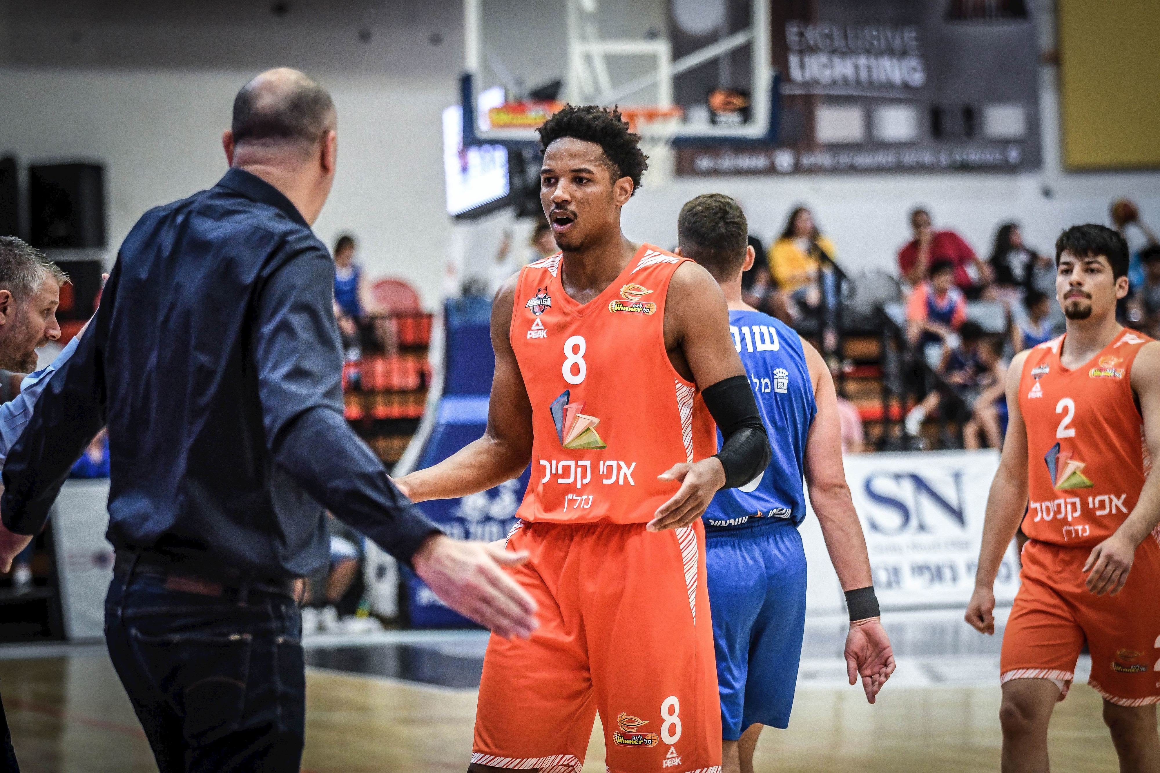 שחקן מכבי ראשון לציון אנתוני בראון עם המאמן דרור כהן