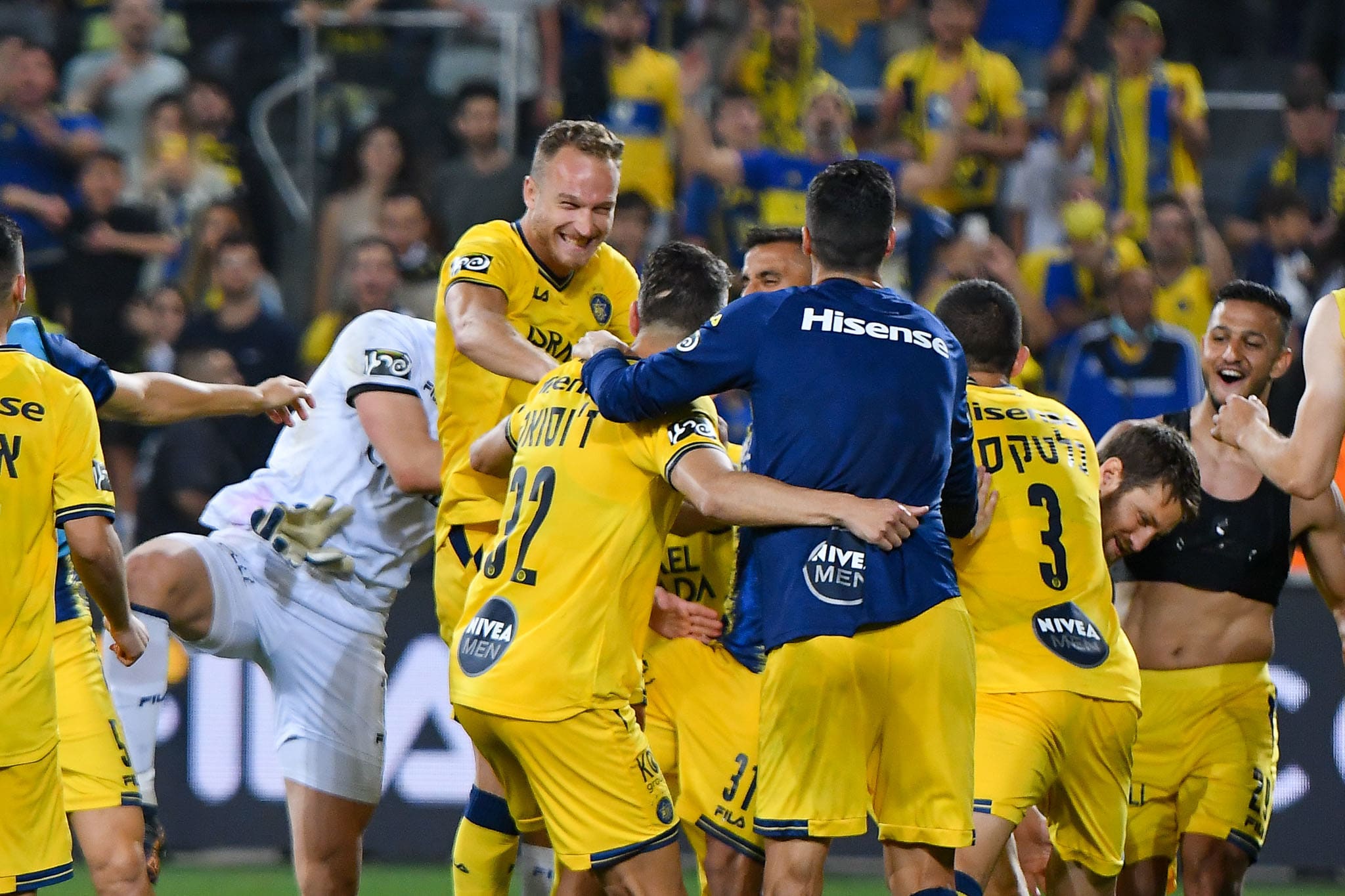 שחקני מכבי תל אביב חוגגים, דן גלזר