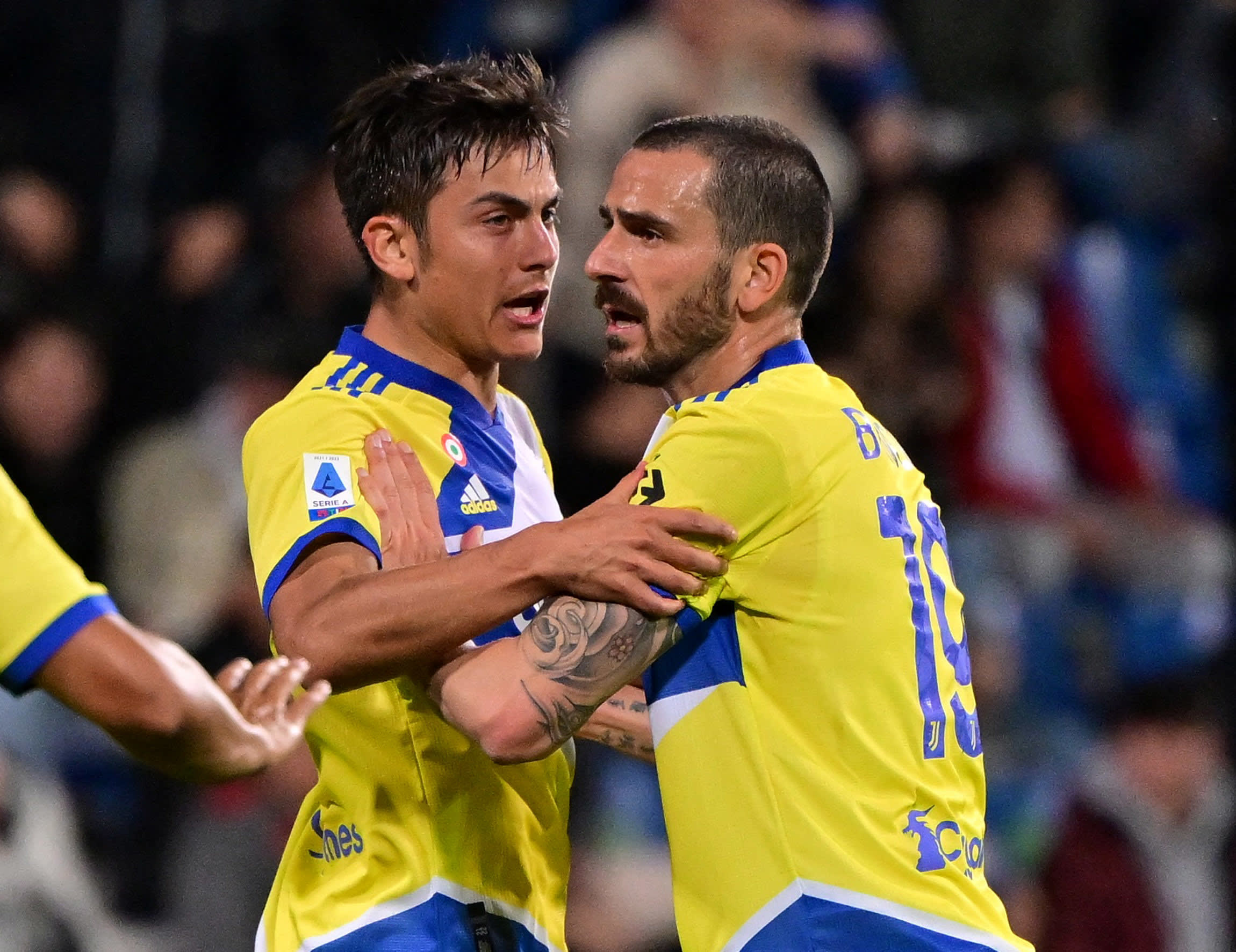 לאונרדו בונוצ'י עם פאולו דיבאלה שחקני יובנטוס