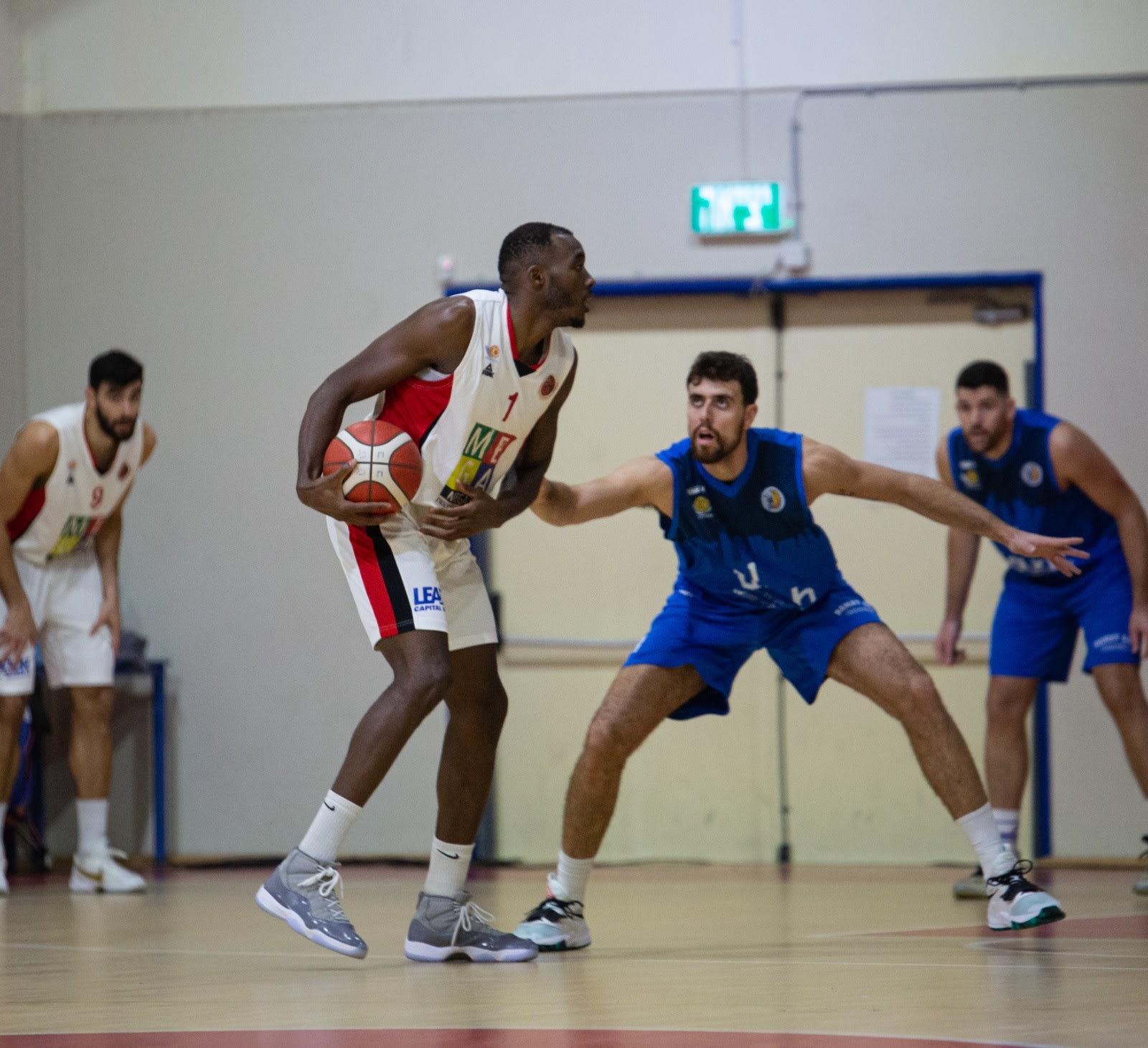 שחקן הפועל חבל מודיעין ג'ימי הול מול שחקן מכבי עירוני רמת גן בן אלטיט
