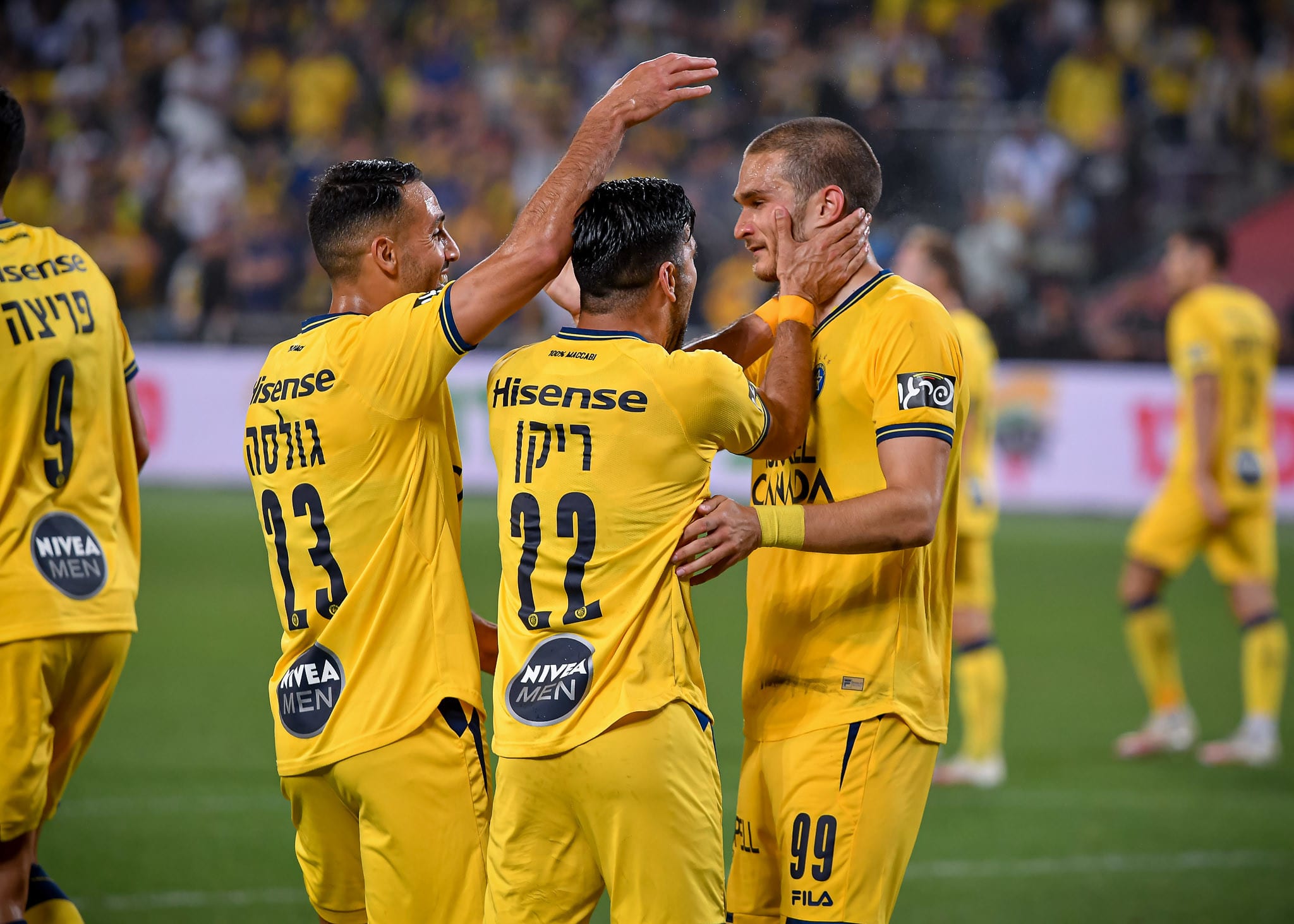 ג'ורג'ה יובאנוביץ' שחקן מכבי תל אביב חוגג שער עם אבי ריקן, אייל גולסה