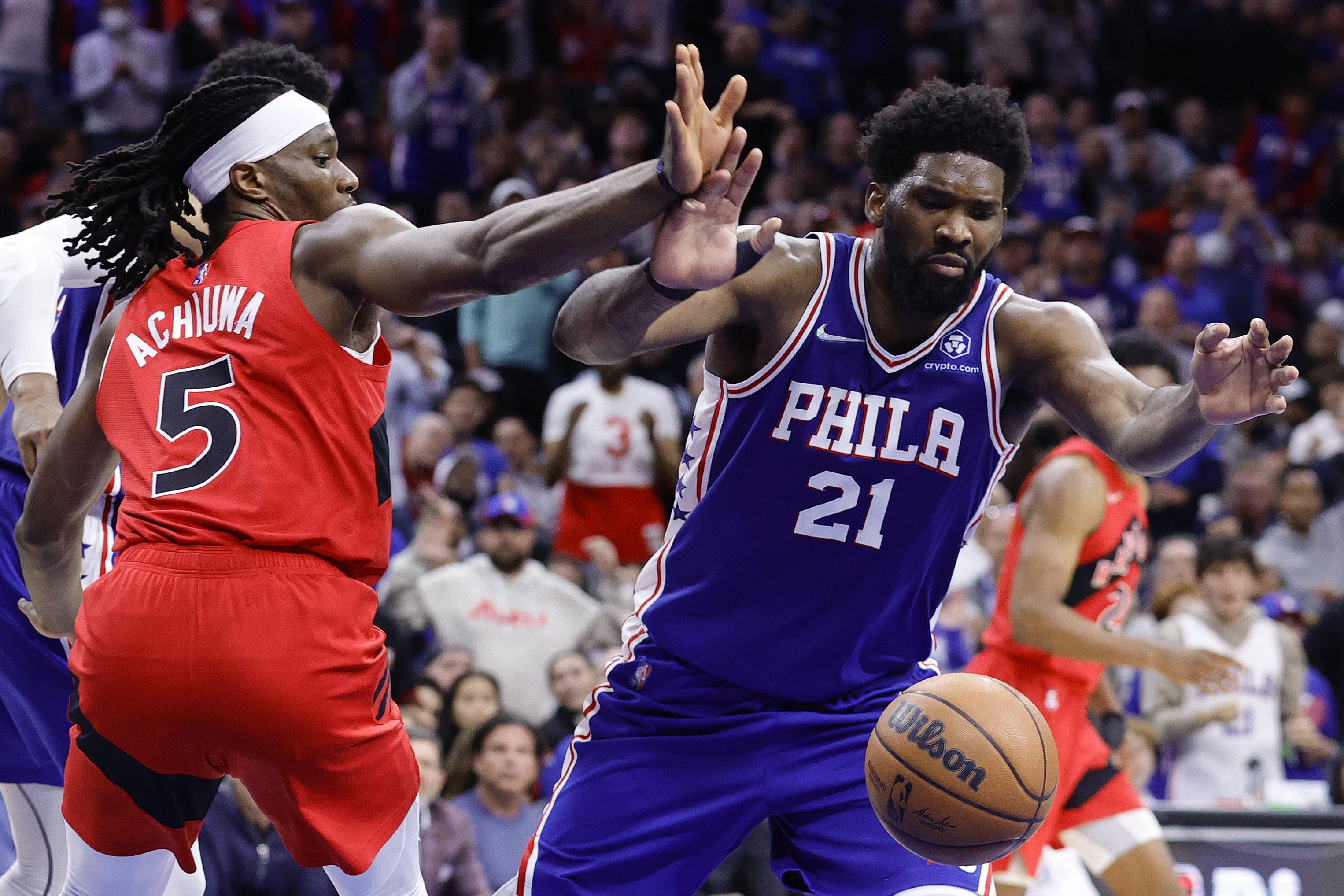 ג'ואל אמביד מתוסכל במשחק של פילדלפיה סיקסרס מול טורונטו רפטורס