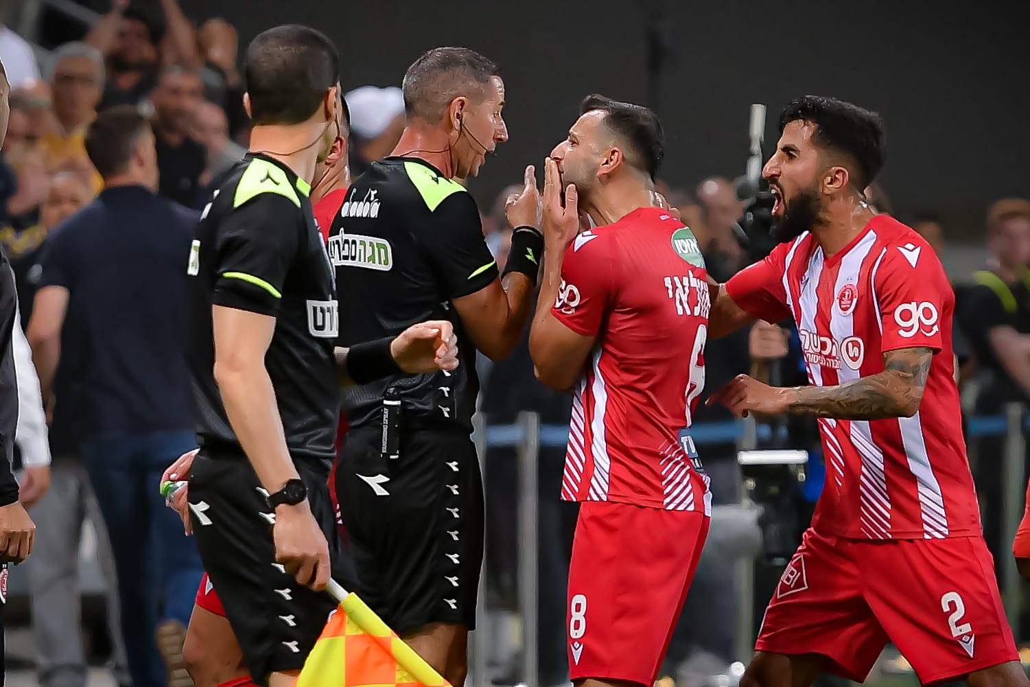 איתן שמואלביץ' שופט כדורגל ישראלי עם שלומי אזולאי קשר הפועל תל אביב