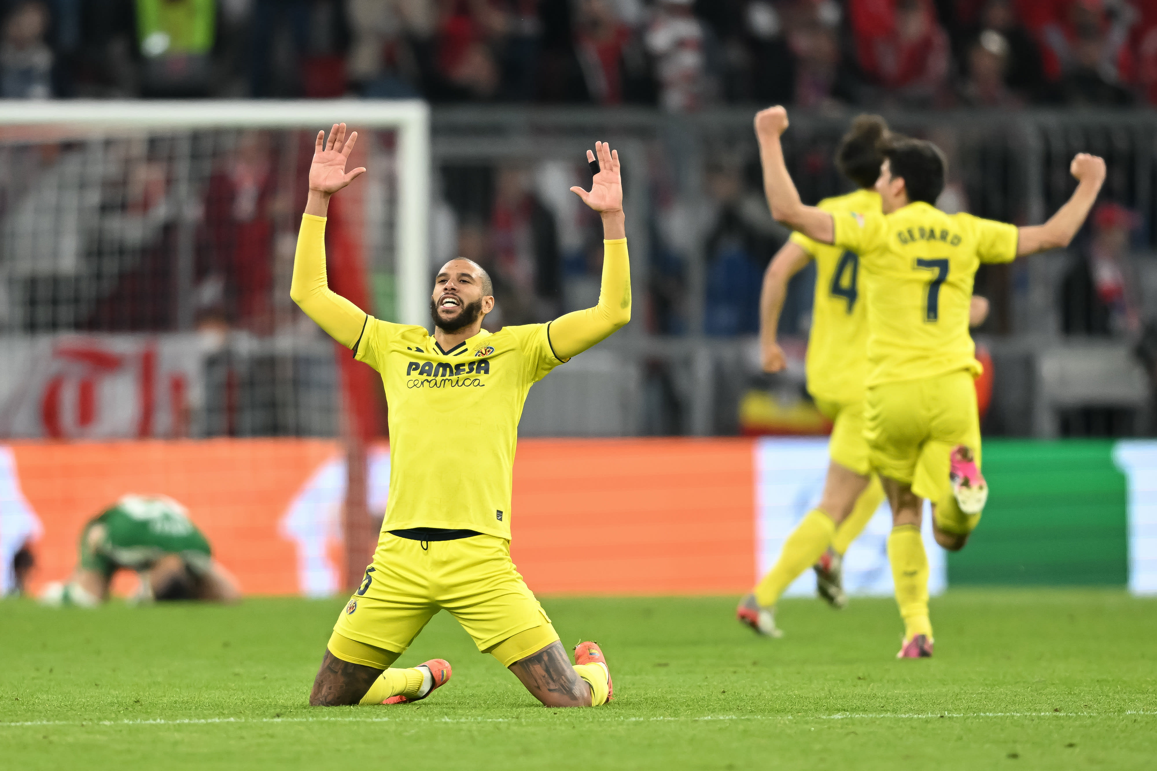 אטיין קאפו, שחקן ויאריאל, חוגג את ההעפלה לחצי גמר ליגת האלופות אחרי ניצחון על באיירן