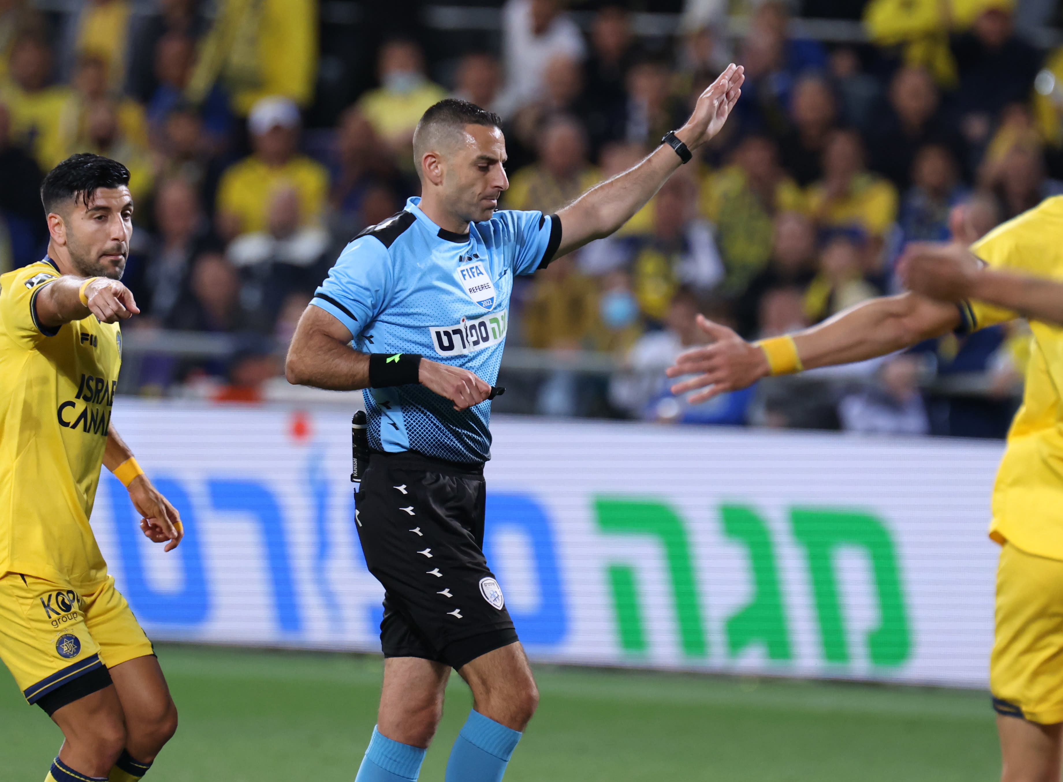 רועי ריינשרייבר שופט כדורגל ישראלי עם אבי ריקן שחקן מכבי תל אביב