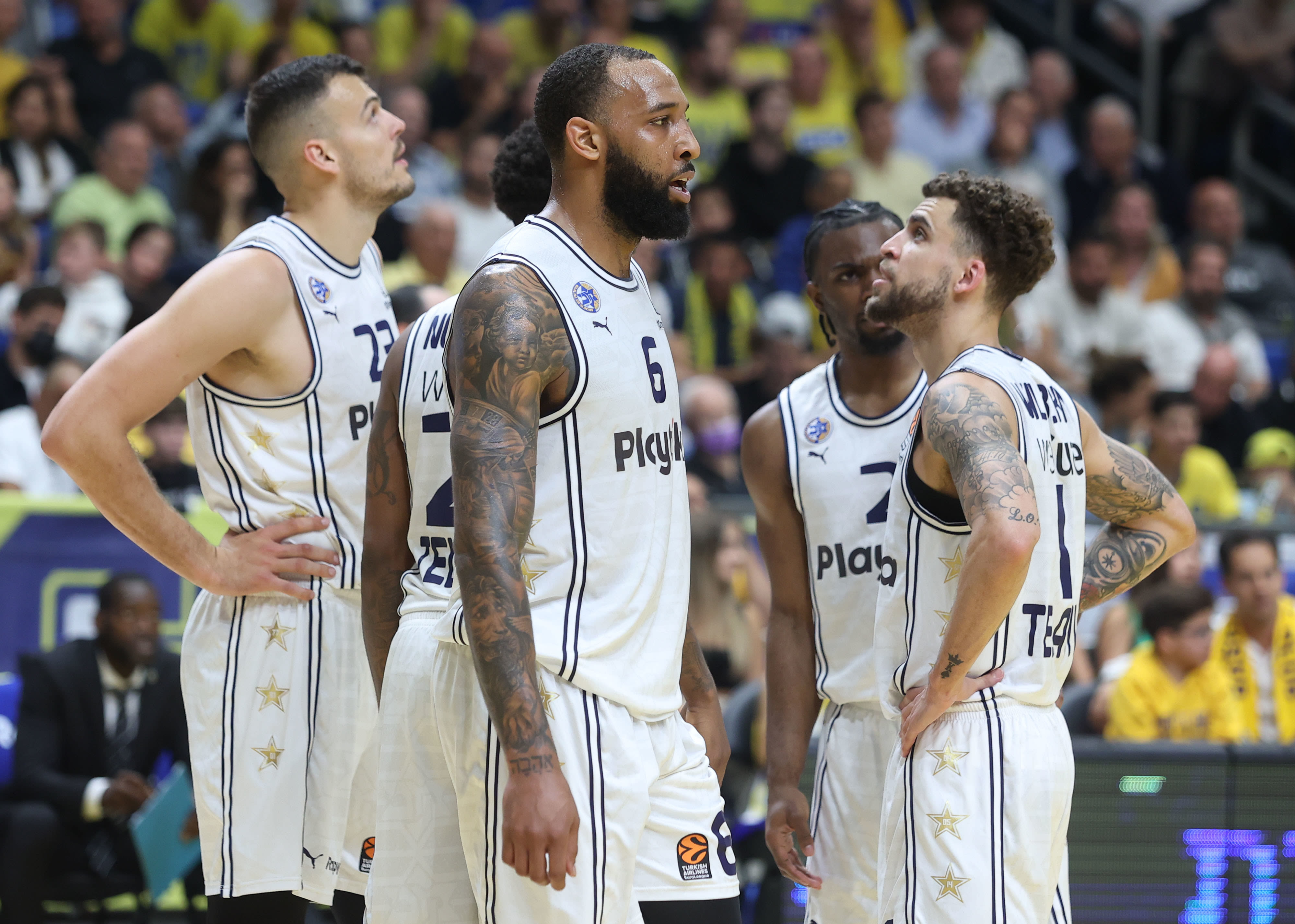 שחקן מכבי תל אביב דרק וויליאמס עם אנטה ז'יז'יץ', סקוטי ווילבקין