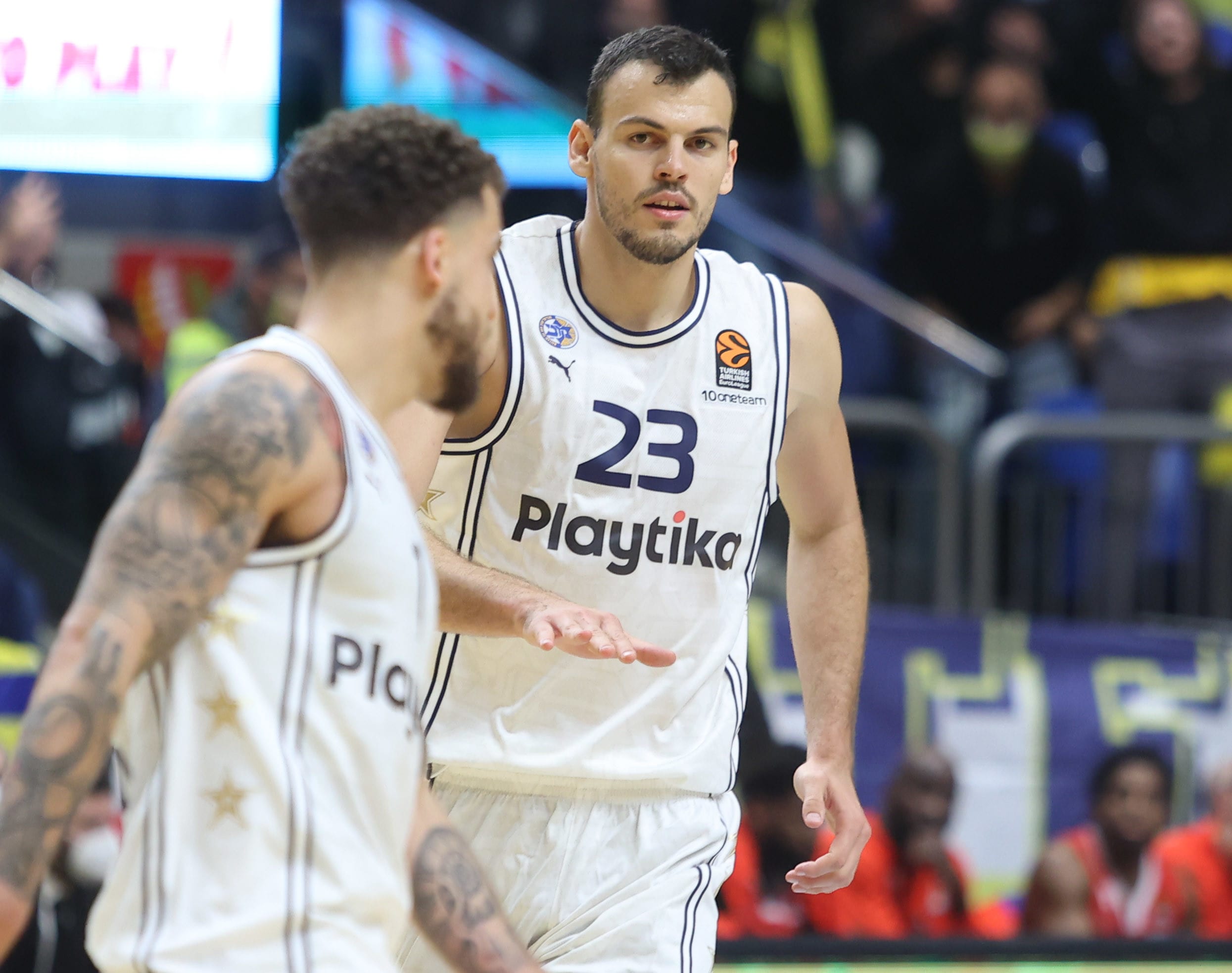 שחקן מכבי תל אביב אנטה ז'יז'יץ' עם סקוטי ווילבקין