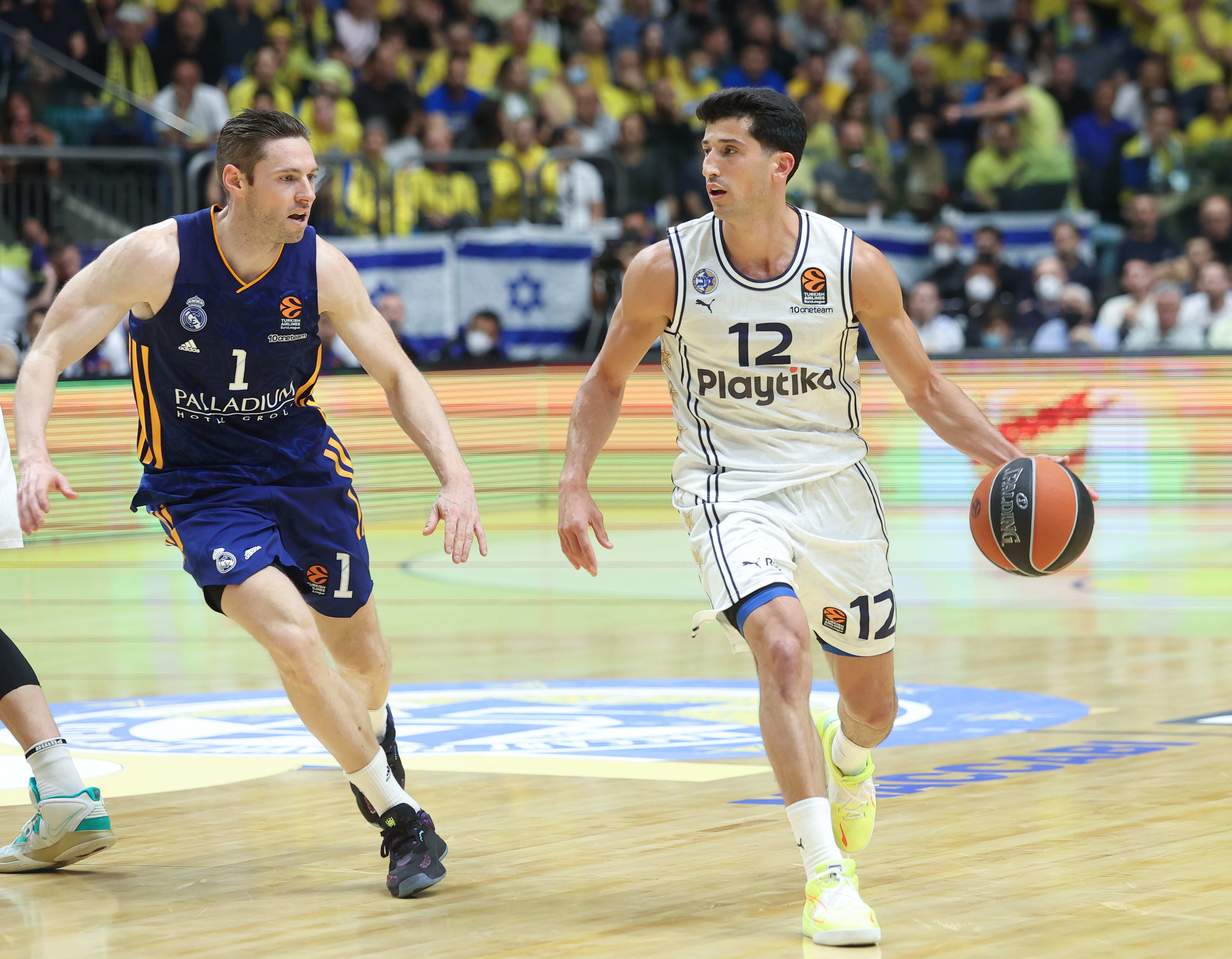שחקן מכבי תל אביב ג'ון דיברתולומאו מול שחקן ריאל מדריד פביאן קוזר