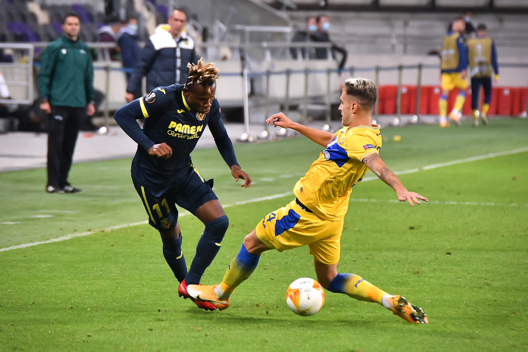 סמואל צ'וקווזה שחקן ויאריאל מול אנריק סבוריט שחקן מכבי תל אביב