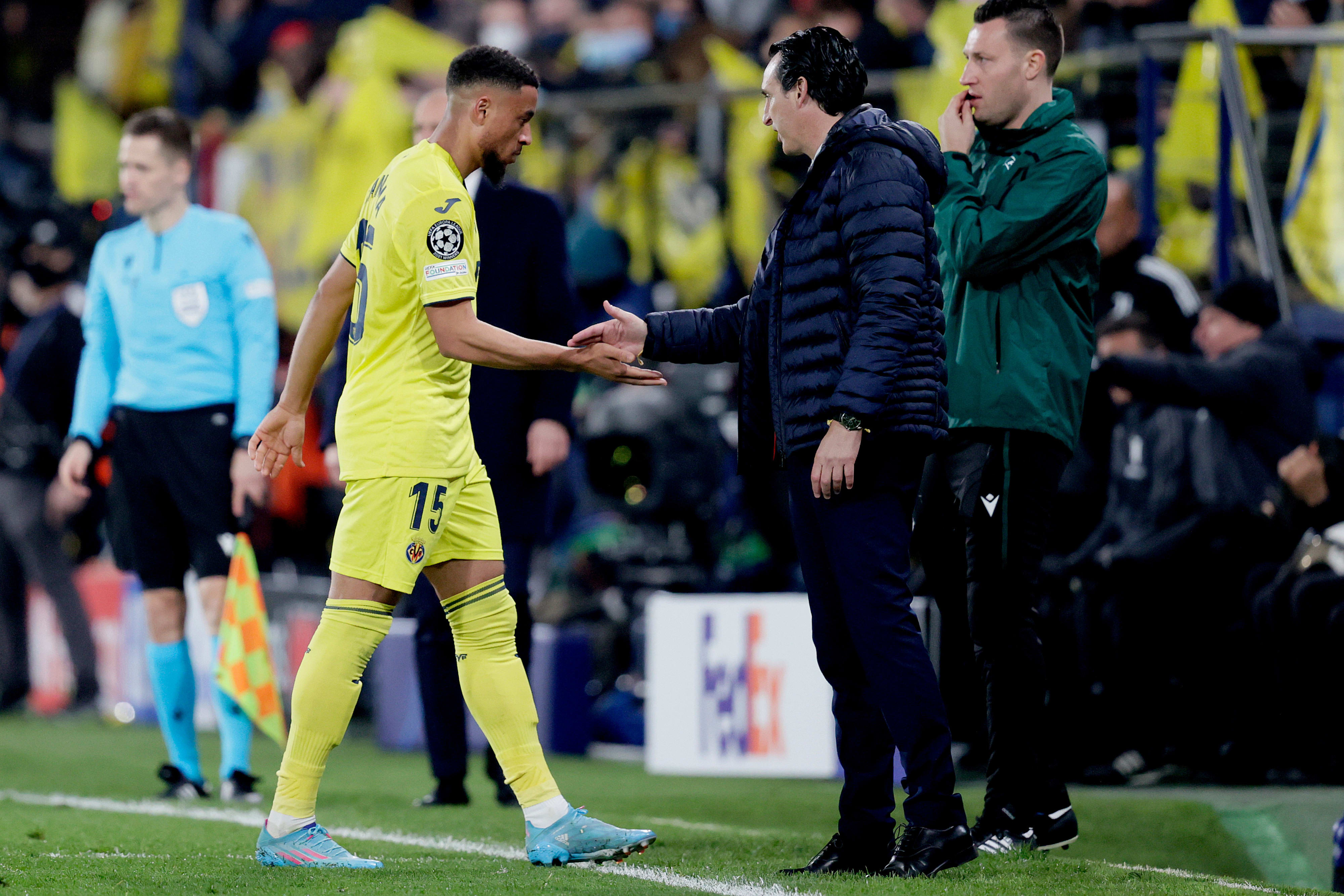 ארנאוט דנג'ומה שחקן ויאריאל עם המאמן אונאי אמרי