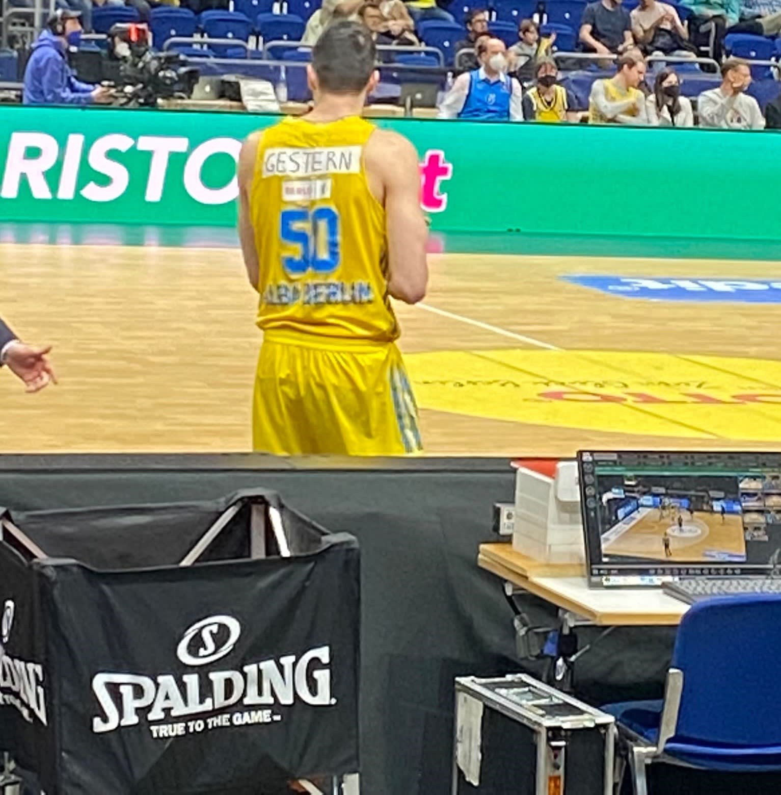 שחקן אלבה ברלין יובל זוסמן עם שם משפחתה של סבתו על הגופייה לרגל יום הזיכרון לשואה