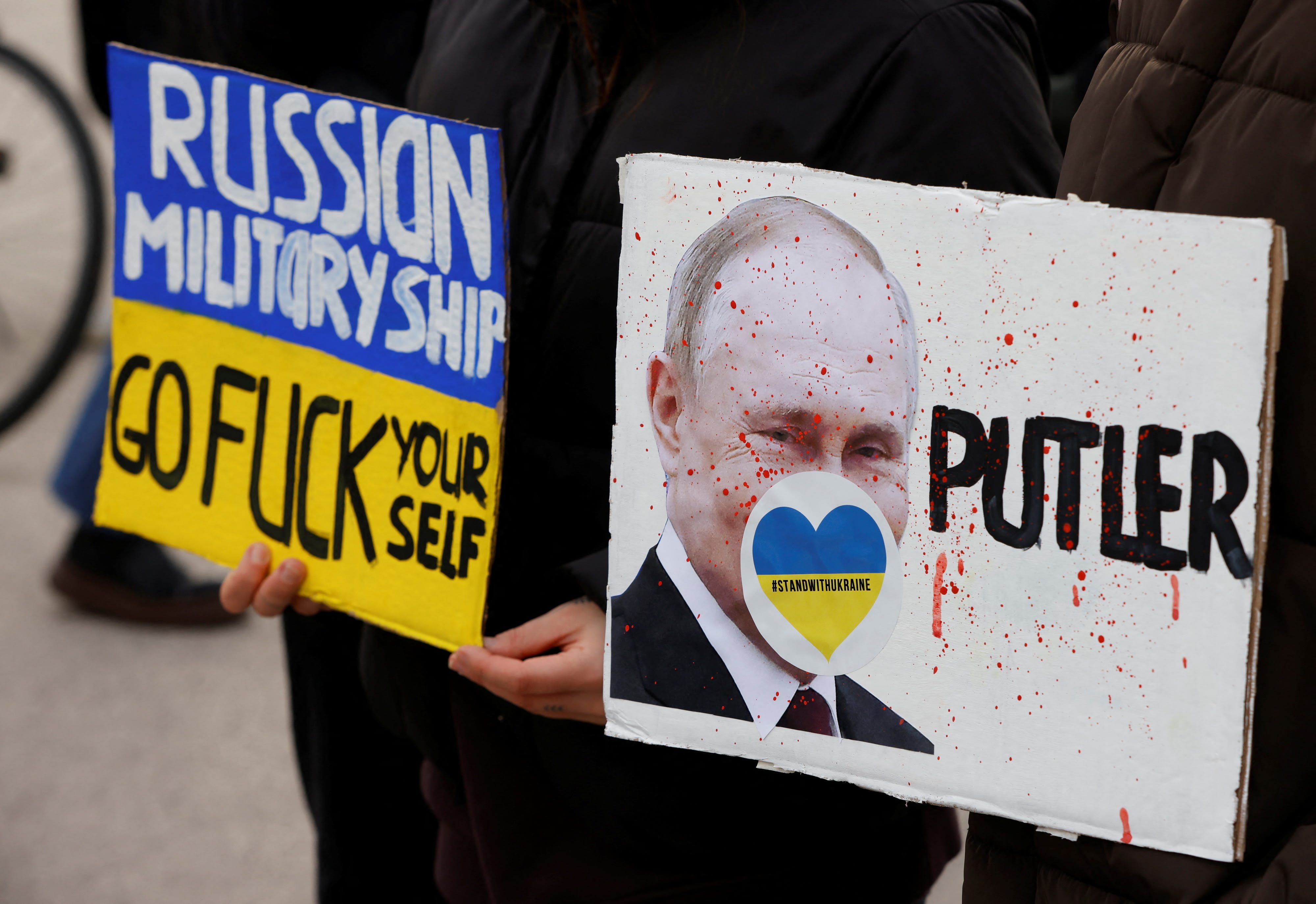 פוטין מוצג כהיטלר בהפגנה בווינה, אוסטריה, 25 בפברואר, 2022