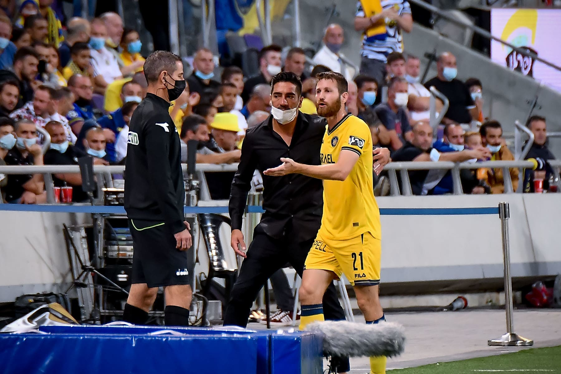 שרן ייני שחקן מכבי תל אביב לאחר הרחקתו עם מנהל הקבוצה יואב זיו