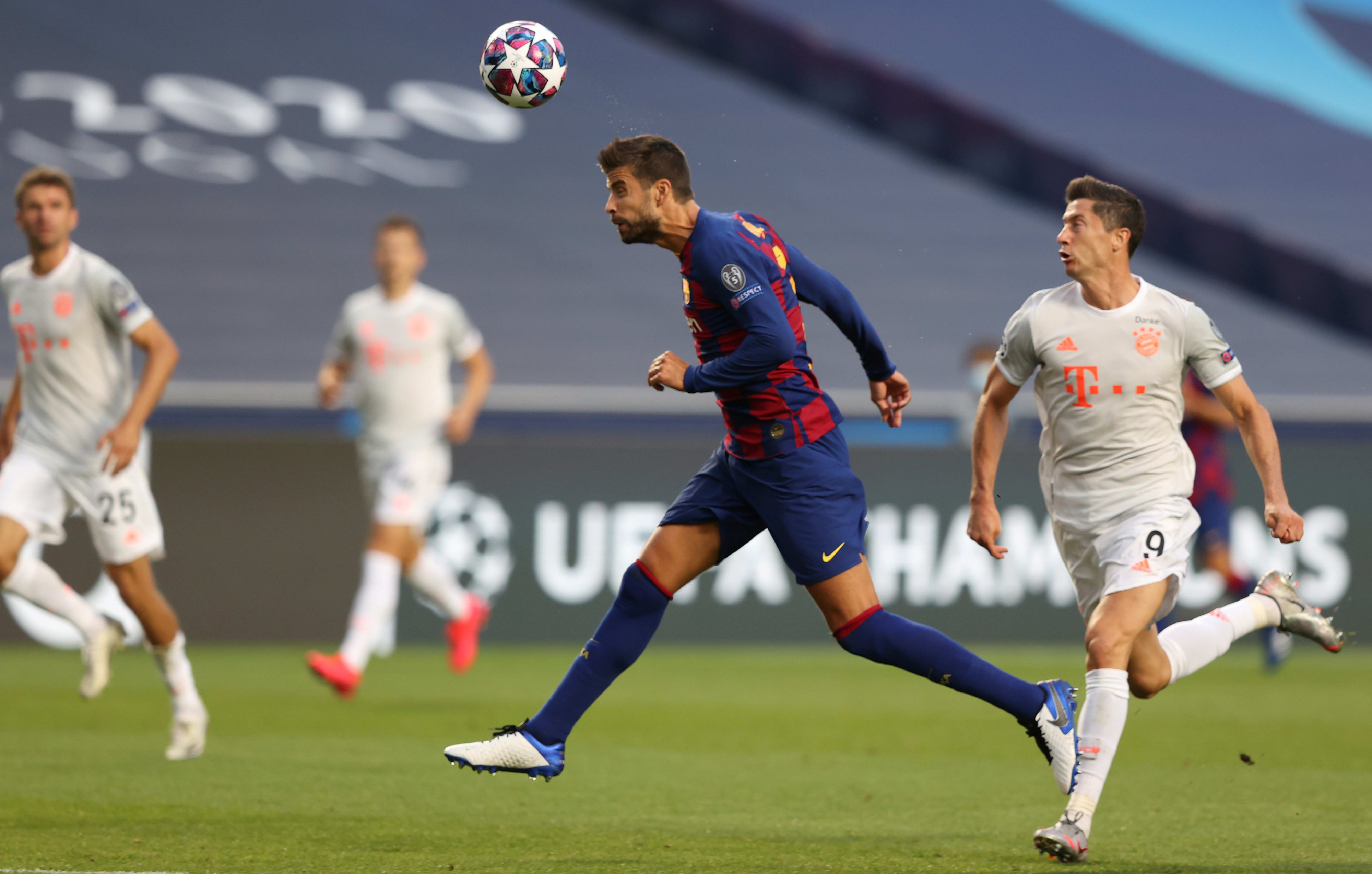 ג'רארד פיקה שחקן ברצלונה מול רוברט לבנדובסקי שחקן באיירן מינכן