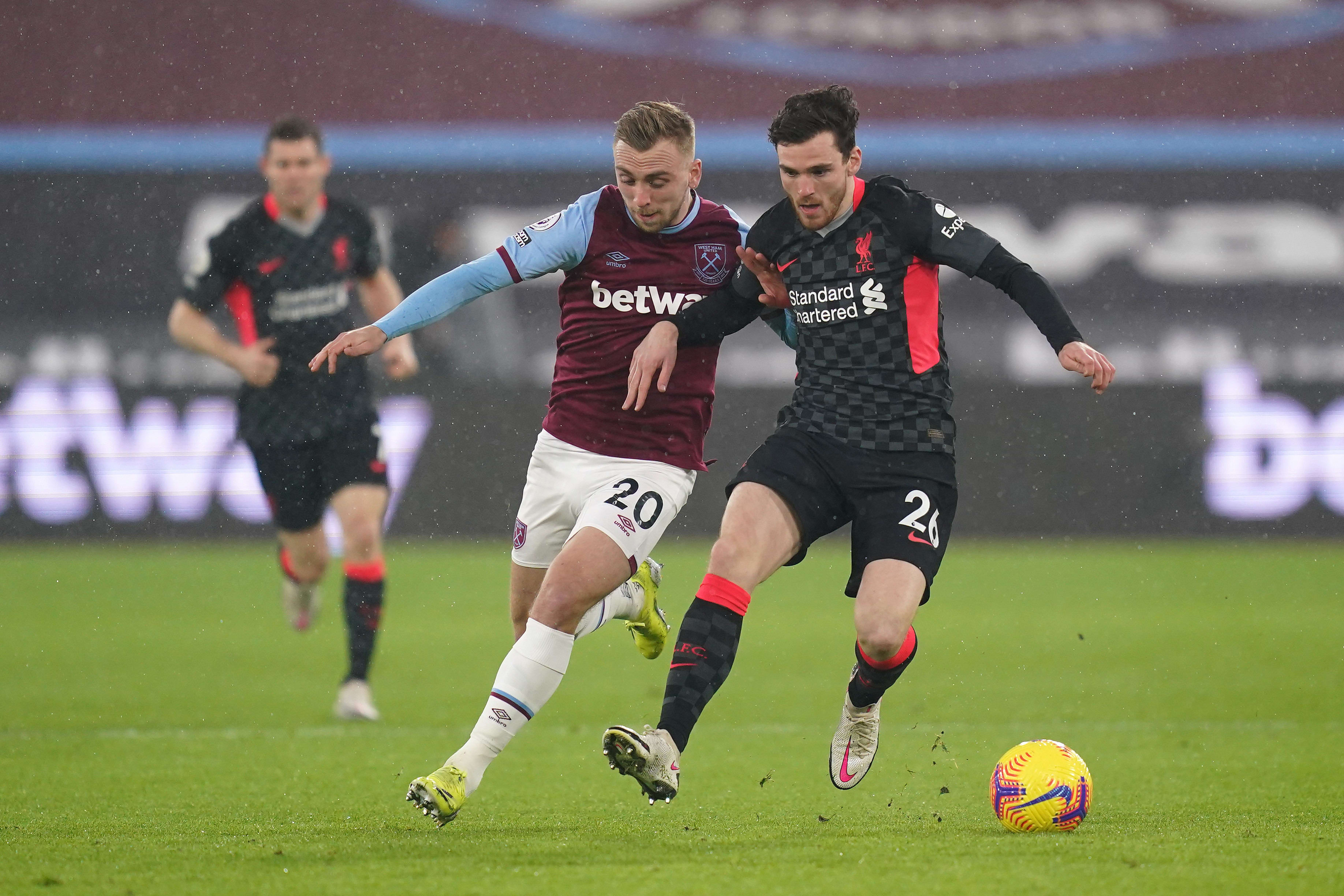 אנדי רוברטסון שחקן ליברפול מול ג'רוד בואן שחקן ווסטהאם