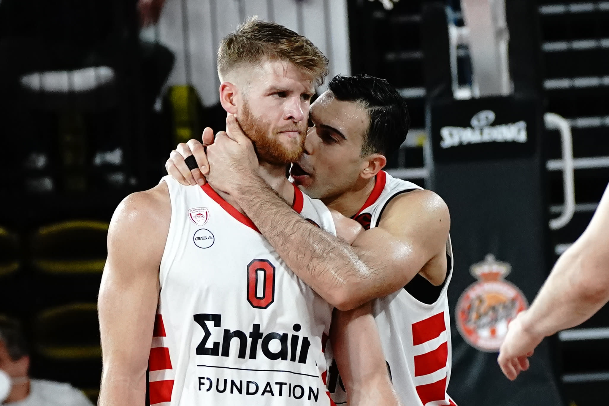 קוסטאס סלוקאס שחקן אולימפיאקוס עם תומאס ווקאפ