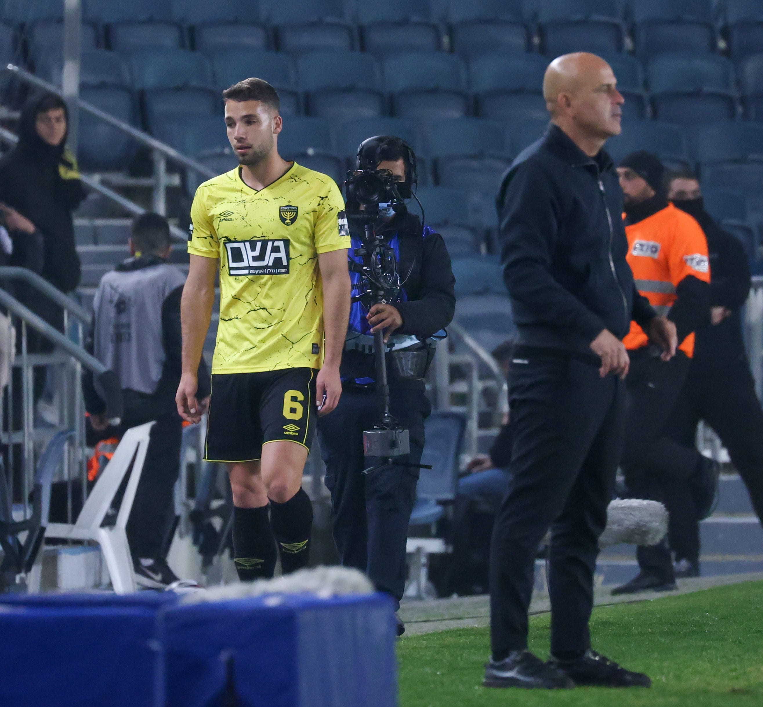 מאמן בית"ר ירושלים יוסי אבוקסיס, ברקע: אביאל זרגרי