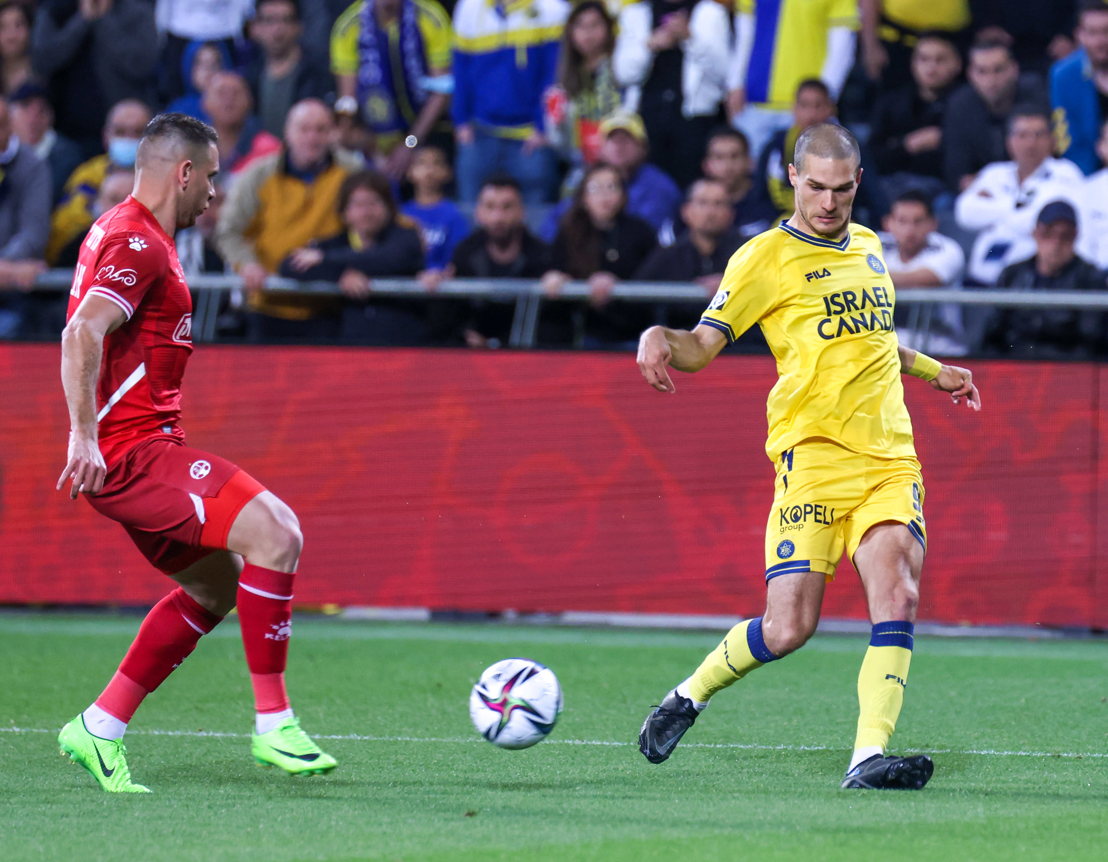 שחקן מכבי תל אביב ג'ורג'ה יובאנוביץ' מול איאד אבו עביד, הפועל באר שבע