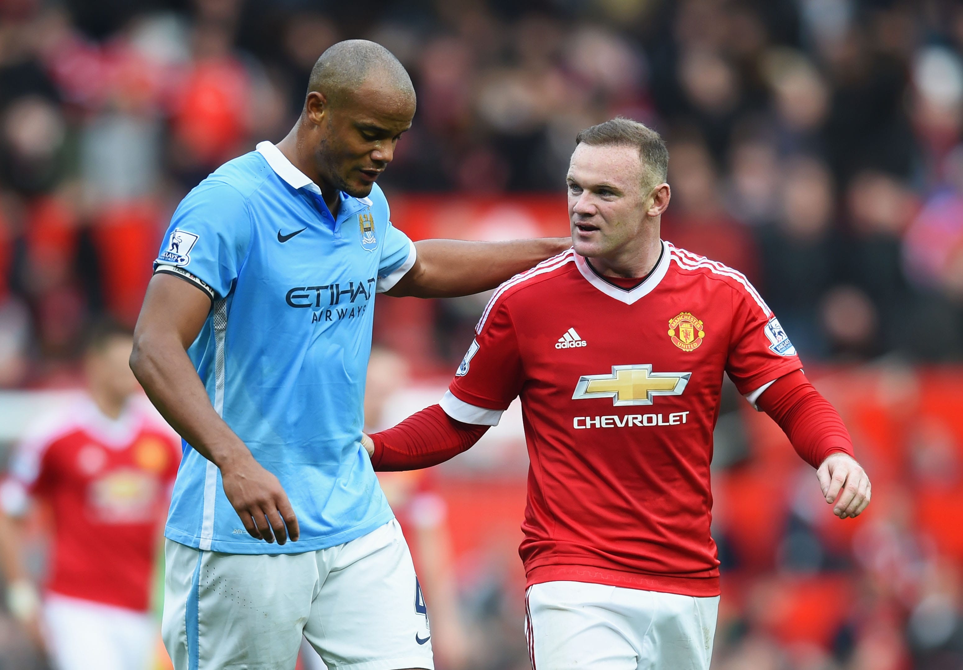 שחקן מנצ'סטר יונייטד ויין רוני מול שחקן מנצ'סטר סיטי וינסנט קומפני