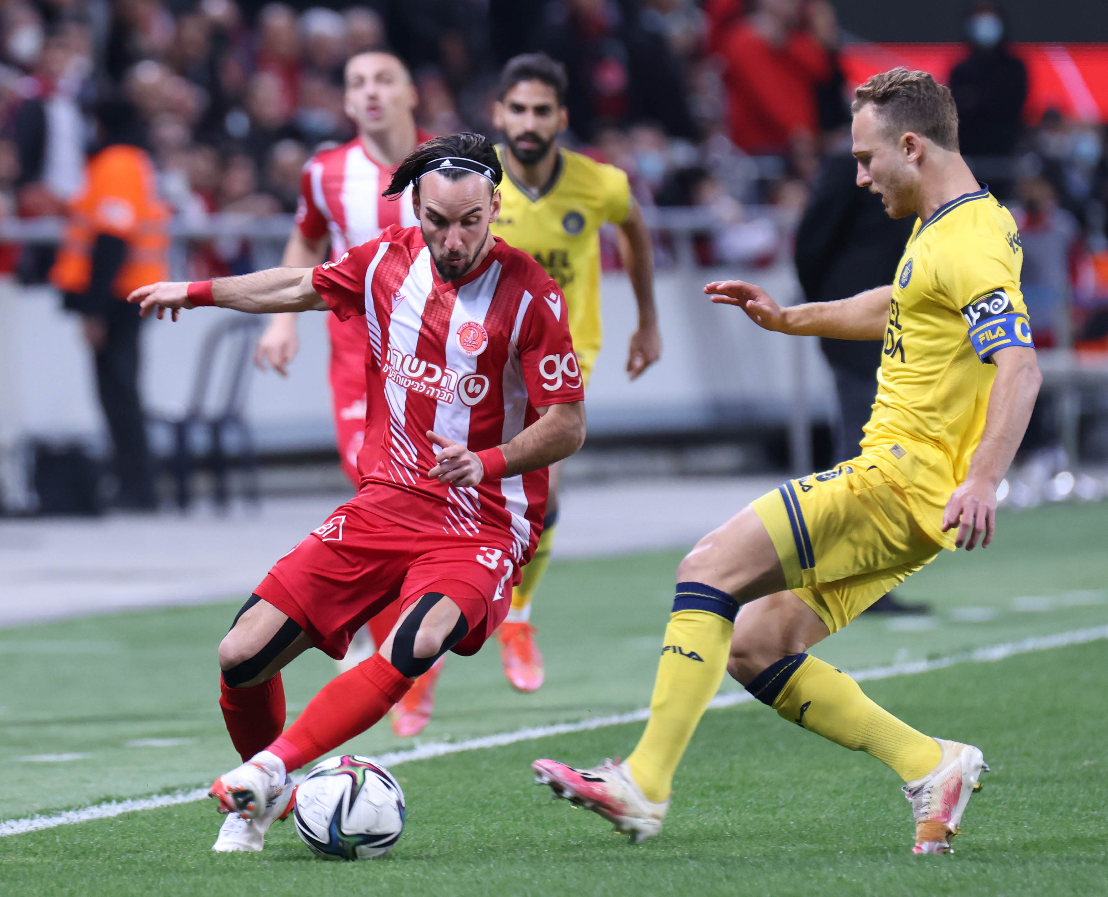 דן גלזר שחקן מכבי תל אביב שומר על מרקו ינקוביץ' שחקן הפועל תל אביב