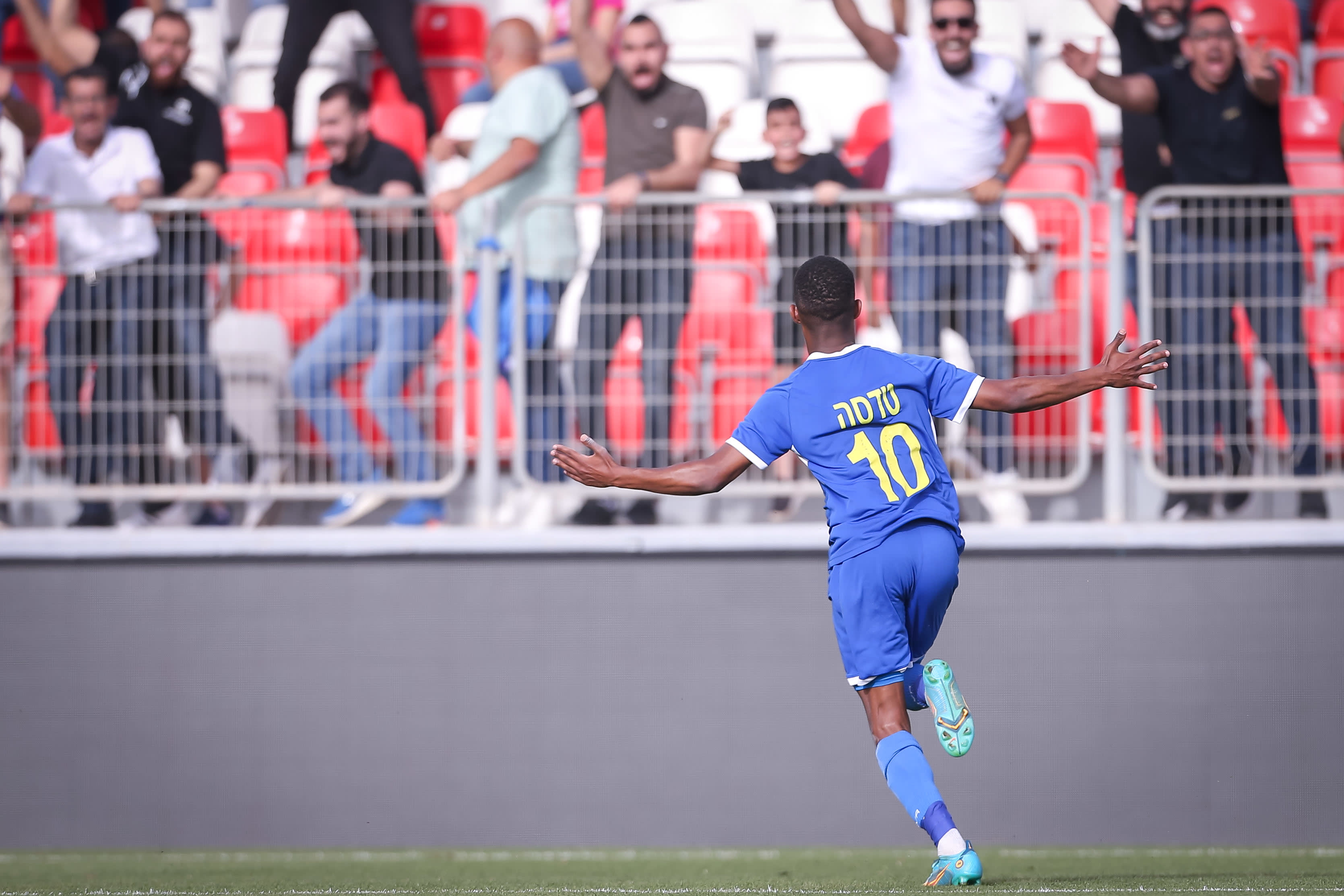 שחקן בני ריינה מתנאל טדסה חוגג שער