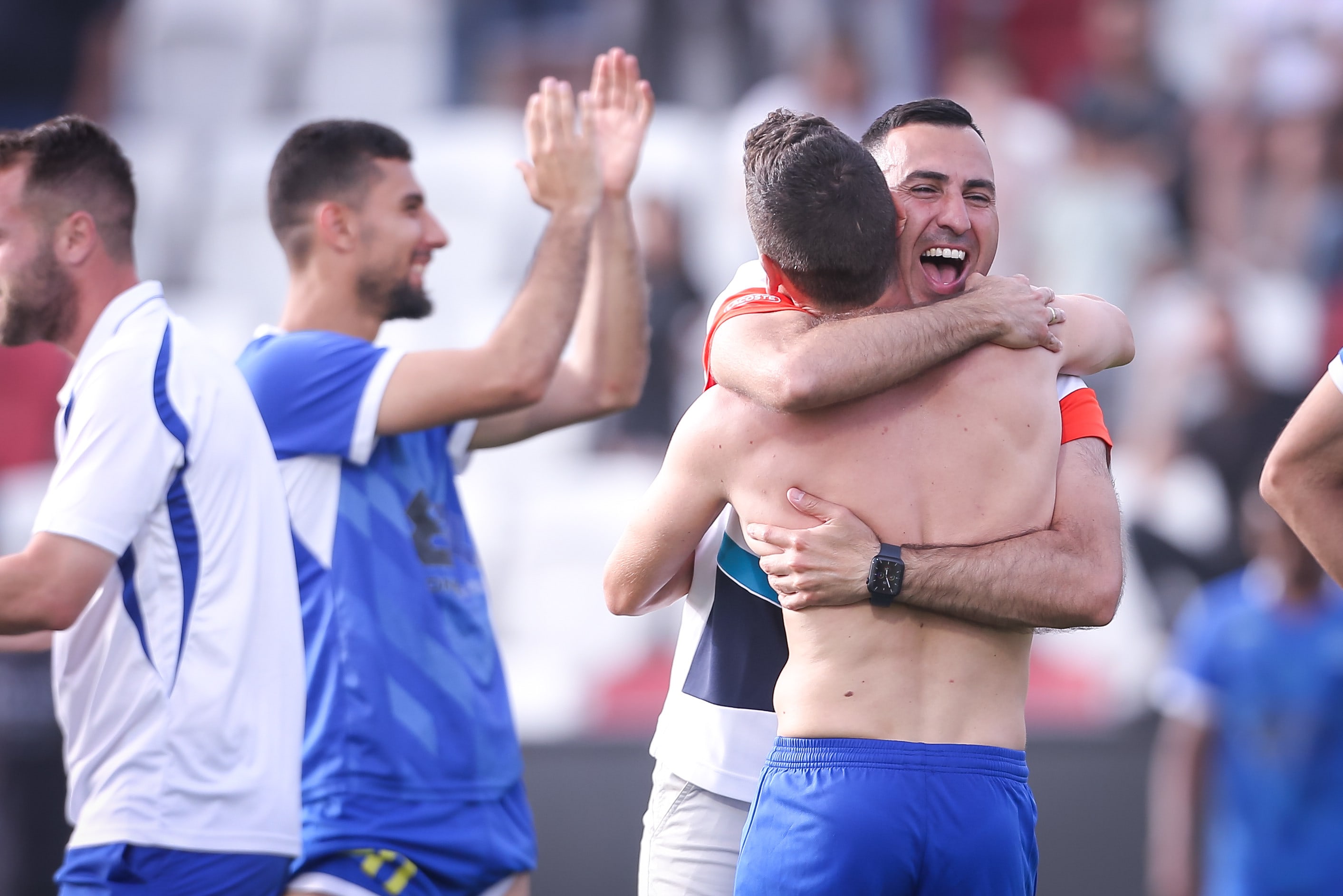 עוזר מאמן בני ריינה עלאא סאיג מחבק את אמיר עגייב