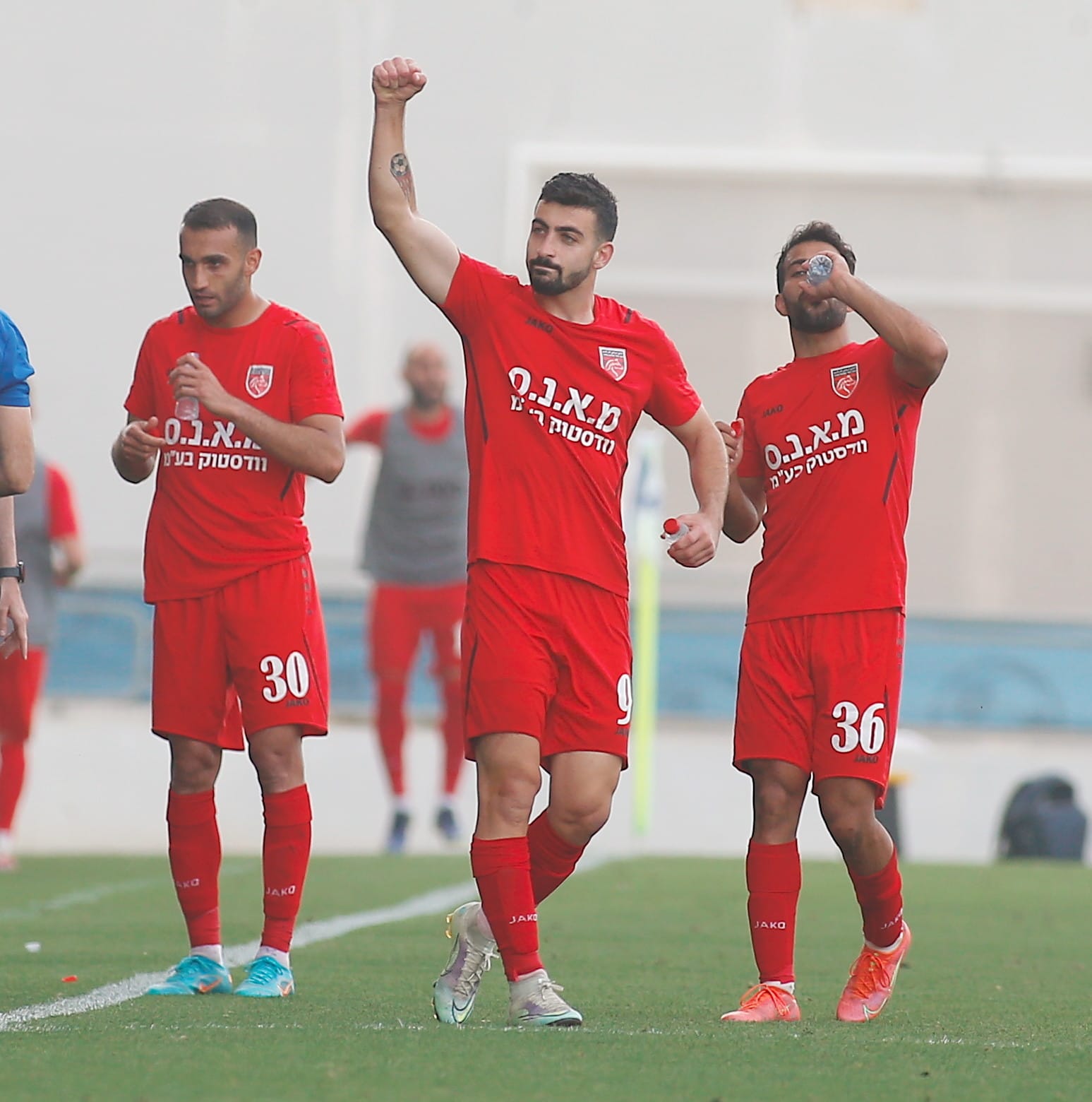 הישאם לאיוס חוגג שער, שחקני מ.ס. כפר קאסם אלעד שחף, מוחמד כליבאת לצדו